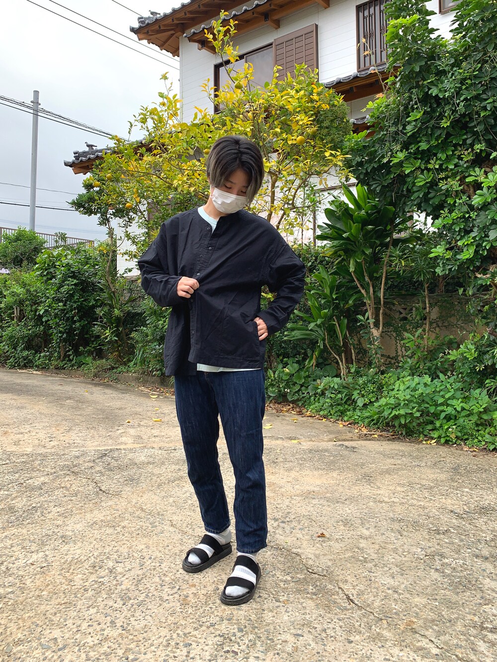 ブラック系のシャツ/ブラウス、ブルー系のTシャツ/カットソー、ブルー系のデニムパンツを着用したレディースの秋コーディネートの3枚目の写真