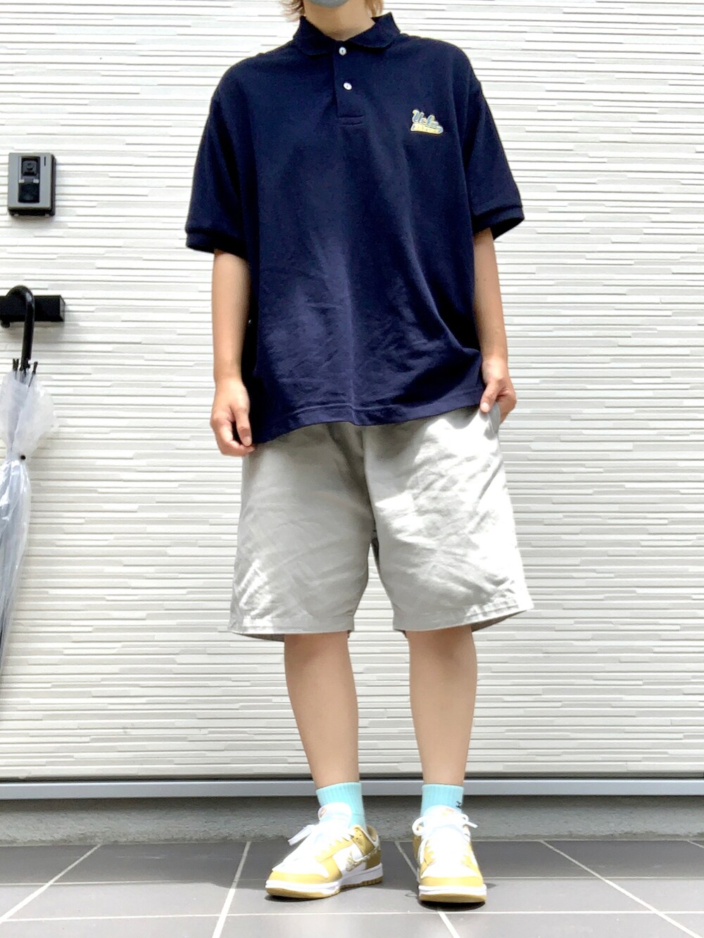 ブルー系のポロシャツ、グレー系のセットアップ、イエロー系のスニーカーを着用したレディースの夏コーディネートの3枚目の写真