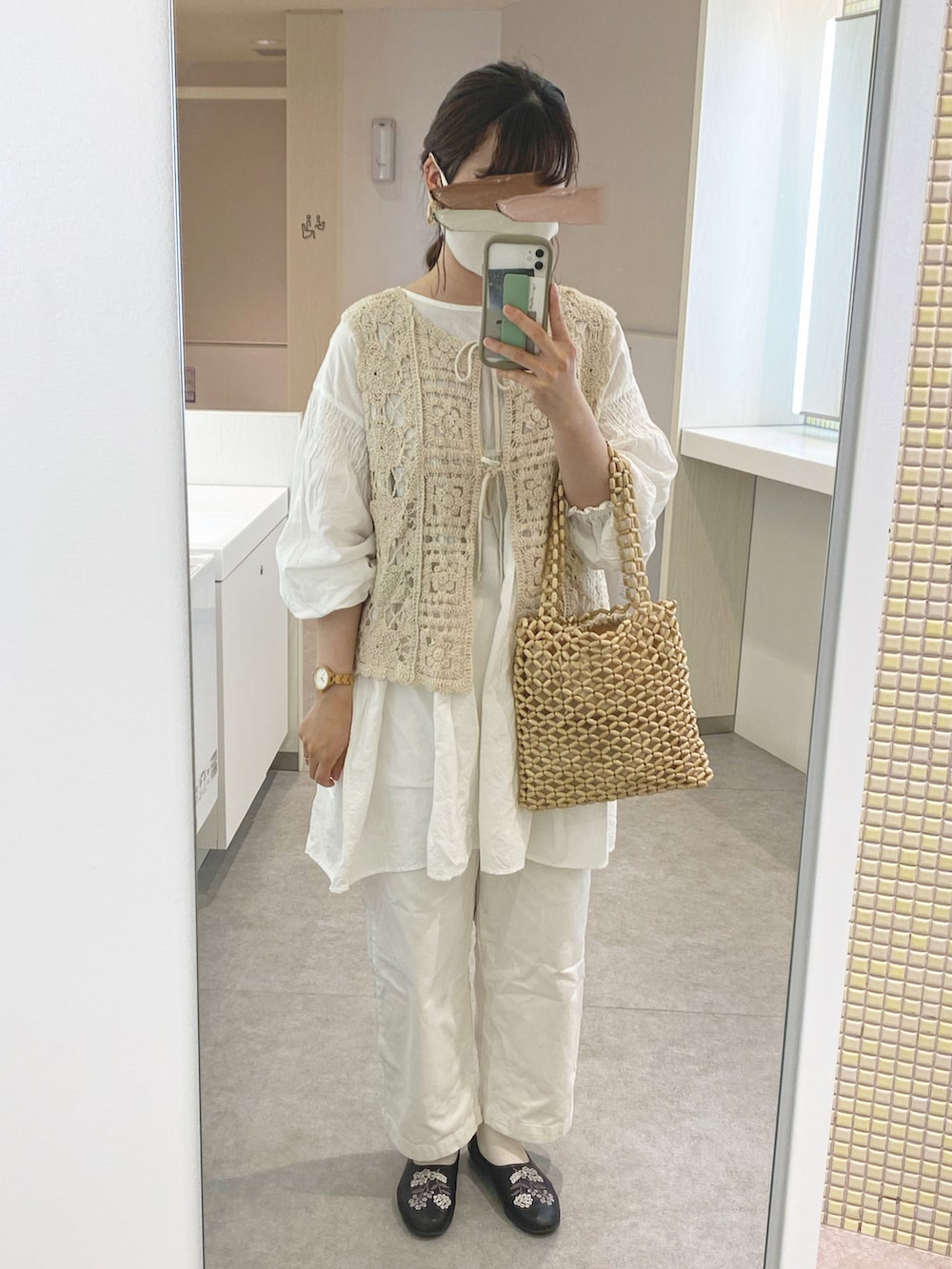 ホワイト系のシャツ/ブラウス、ホワイト系のベスト、ホワイト系のトートバッグを着用したレディースの春コーディネートの2枚目の写真