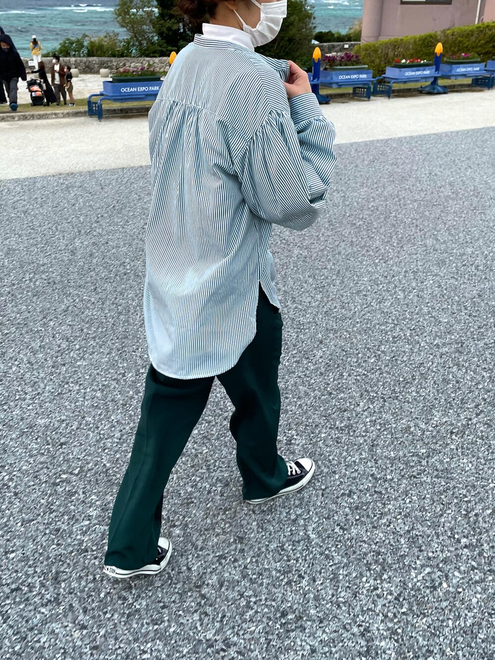 グリーン系のその他パンツ、グリーン系のシャツ/ブラウス、ブラック系のスニーカーを着用したレディースの冬コーディネートの2枚目の写真