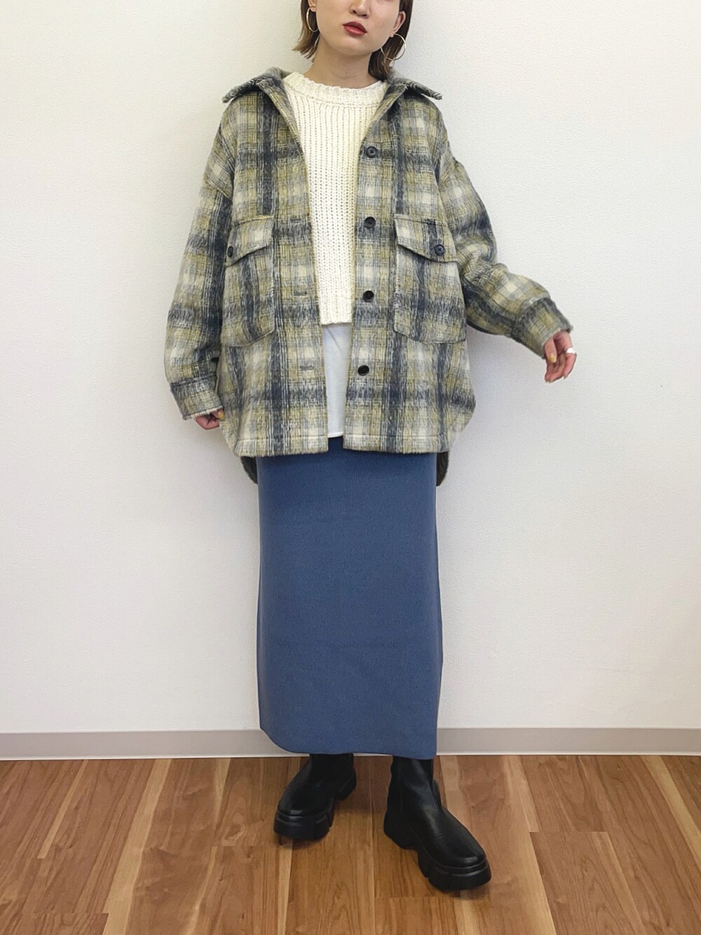 ホワイト系のニット/セーター、ベージュ系のテーラードジャケット、ブルー系のワンピースを着用したレディースの冬コーディネートの2枚目の写真