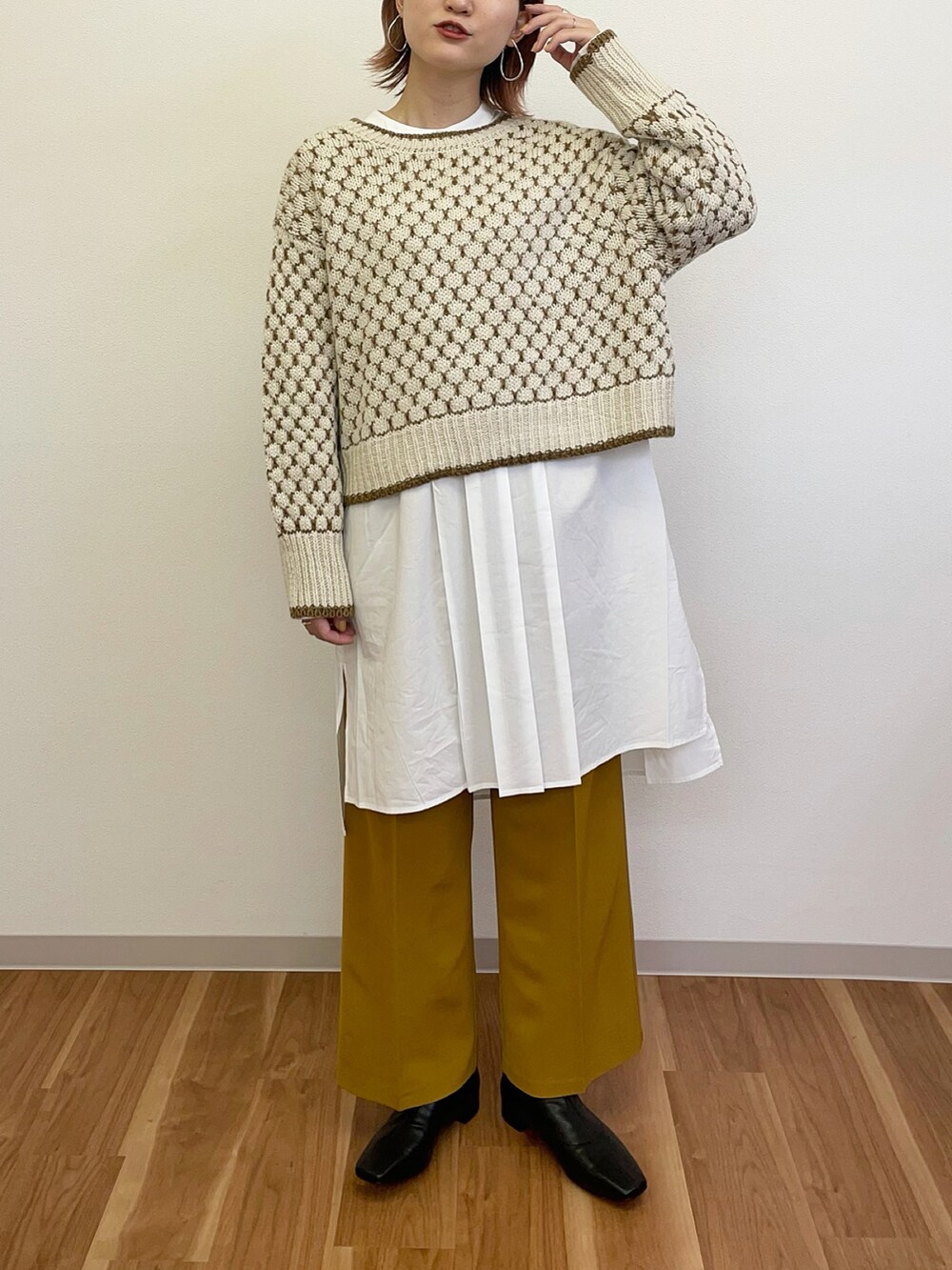 ホワイト系のニット/セーター、ホワイト系のシャツ/ブラウス、イエロー系のその他パンツを着用したレディースの冬コーディネートの2枚目の写真