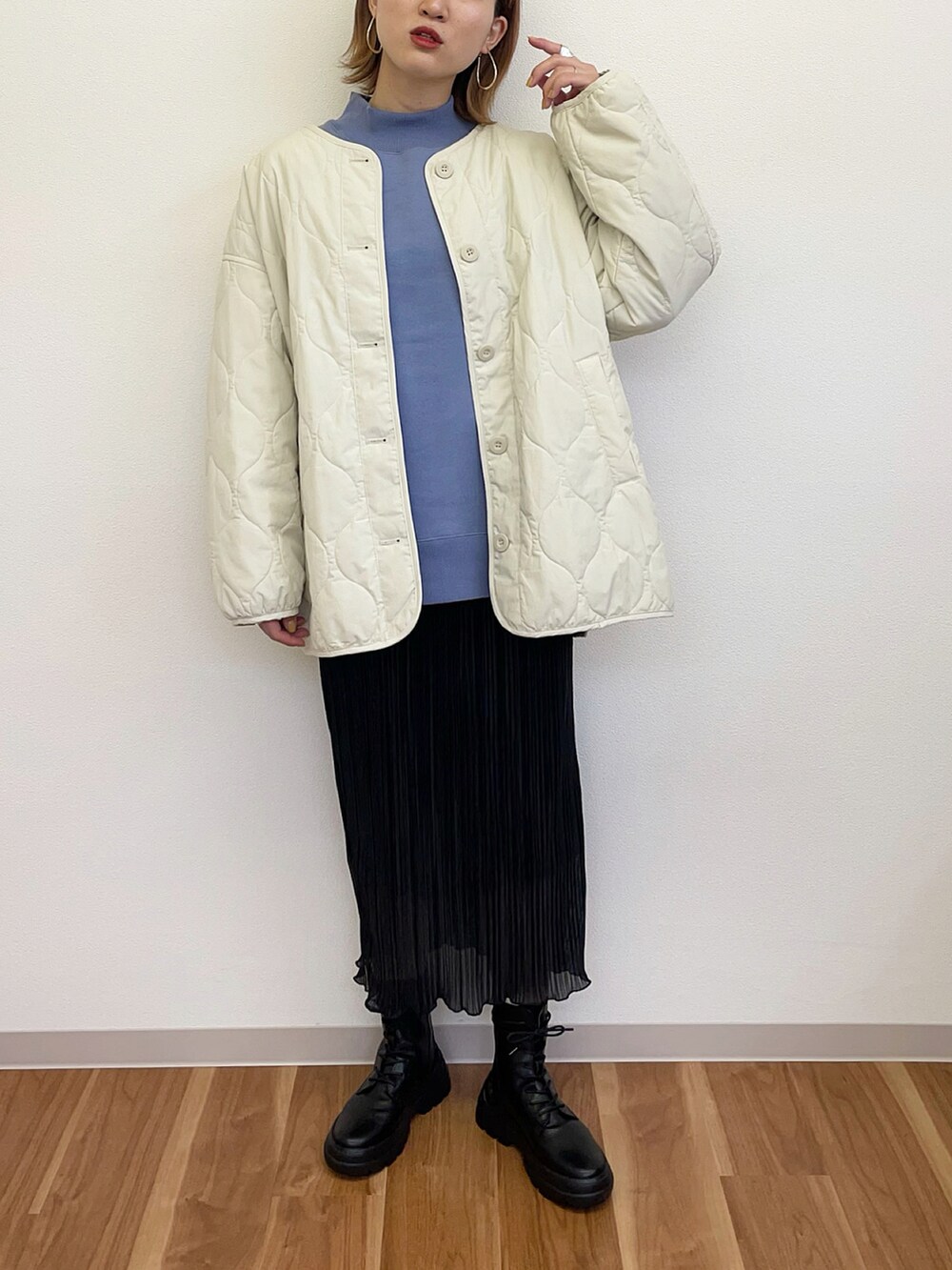 ブラック系のスカート、ブルー系のスウェット、ホワイト系のブルゾンを着用したレディースの冬コーディネートの2枚目の写真