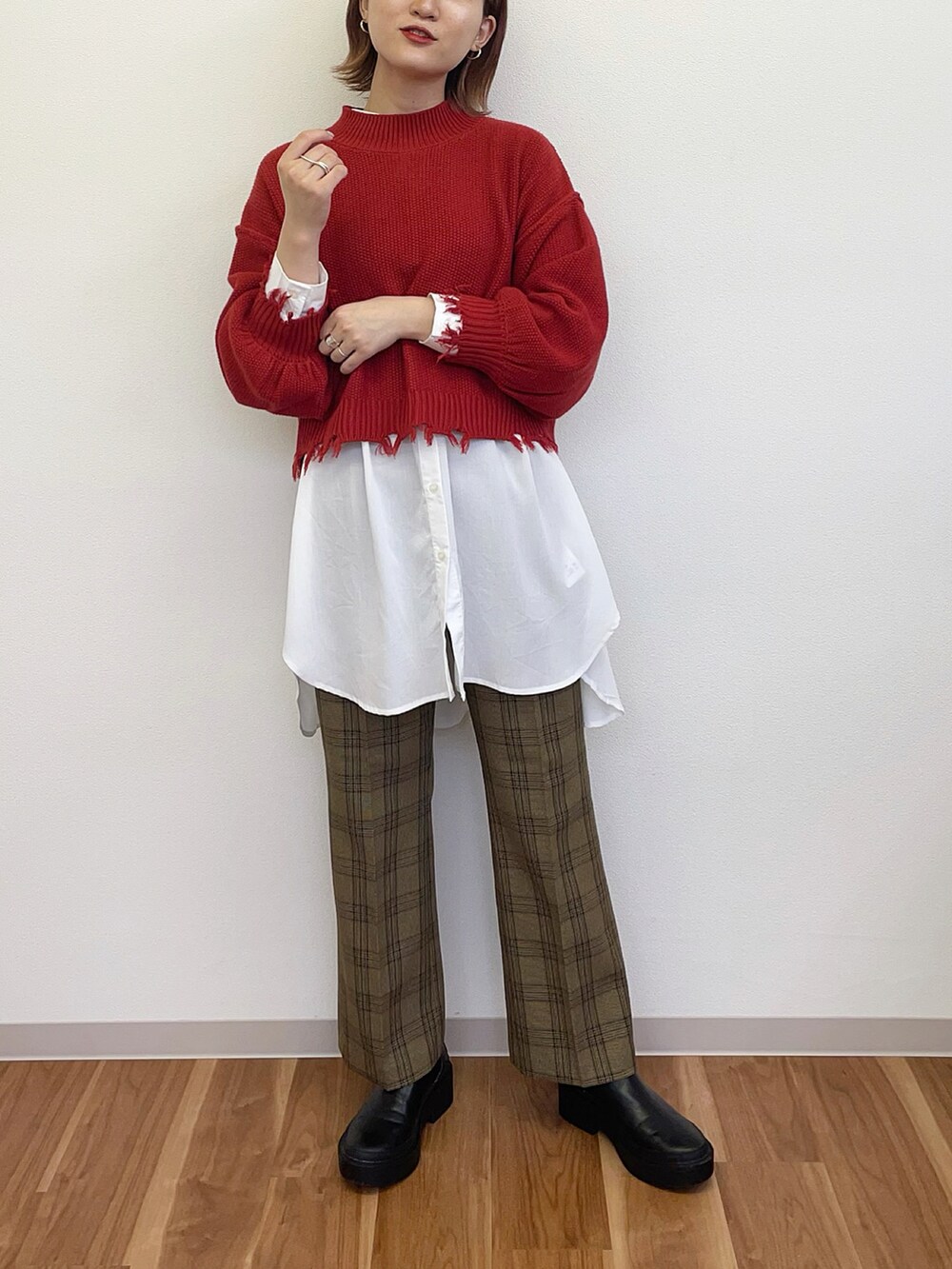 ブラウン系のその他パンツ、レッド系のニット/セーター、ホワイト系のシャツ/ブラウスを着用したレディースの秋コーディネートの2枚目の写真