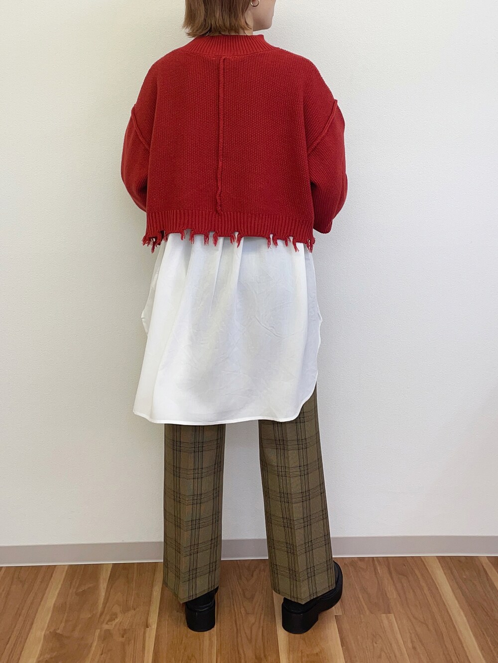 ブラウン系のその他パンツ、レッド系のニット/セーター、ホワイト系のシャツ/ブラウスを着用したレディースの秋コーディネートの4枚目の写真