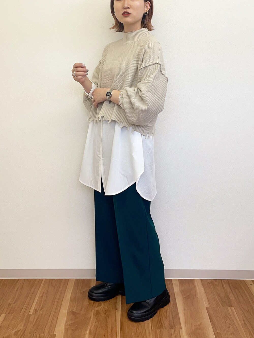 ブラック系のその他シューズ、グリーン系のその他パンツ、ホワイト系のシャツ/ブラウスを着用したレディースの冬コーディネートの3枚目の写真