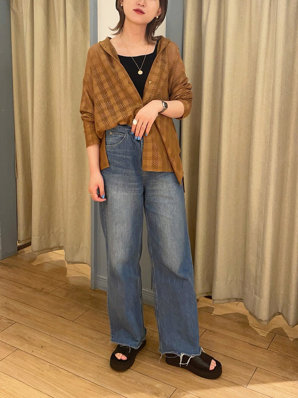 ブラウン系のシャツ/ブラウス、ブラック系のTシャツ/カットソー、ブラック系のサンダルを着用したレディースの夏コーディネートの2枚目の写真