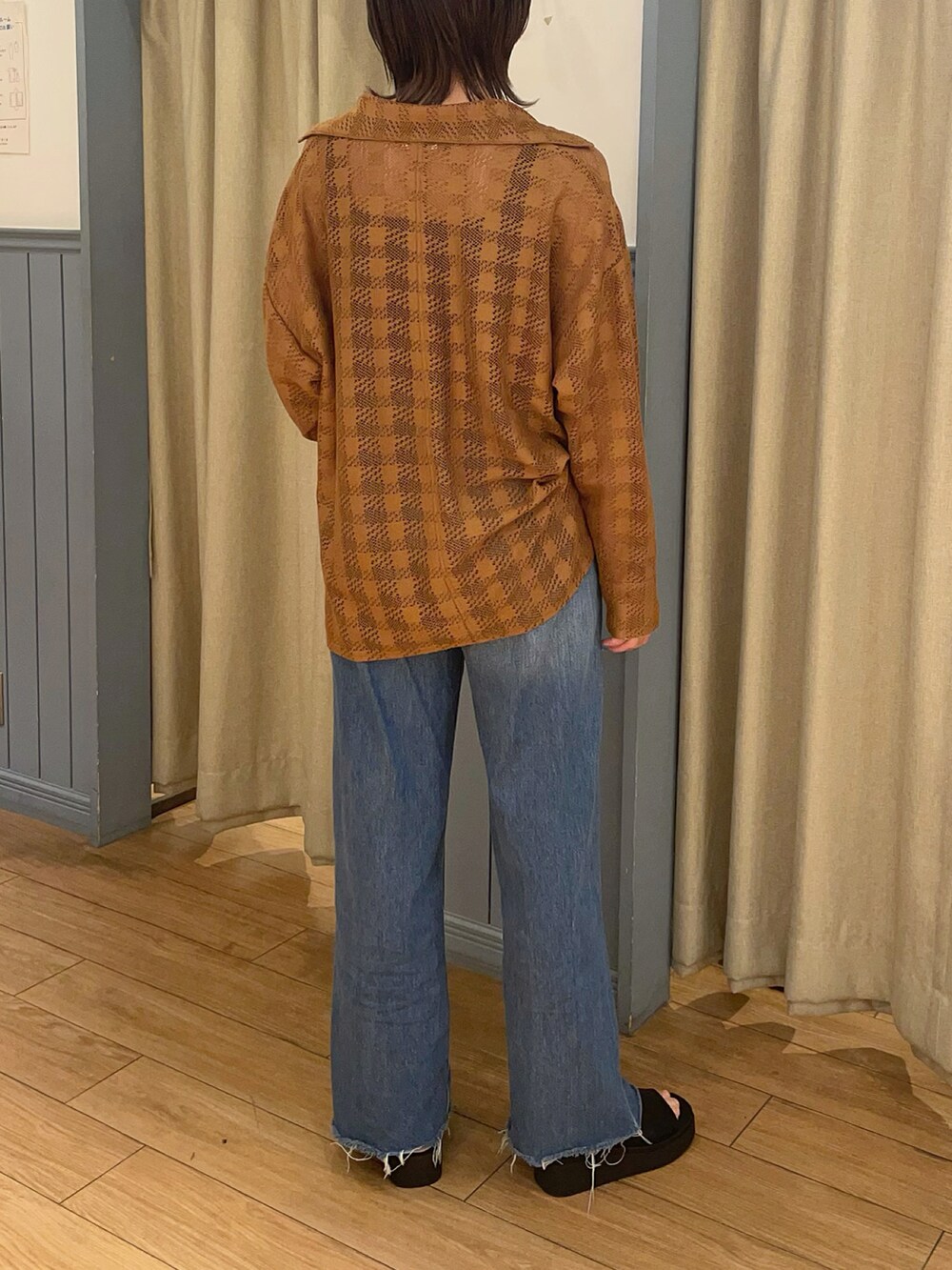 ブラウン系のシャツ/ブラウス、ブラック系のTシャツ/カットソー、ブラック系のサンダルを着用したレディースの夏コーディネートの4枚目の写真