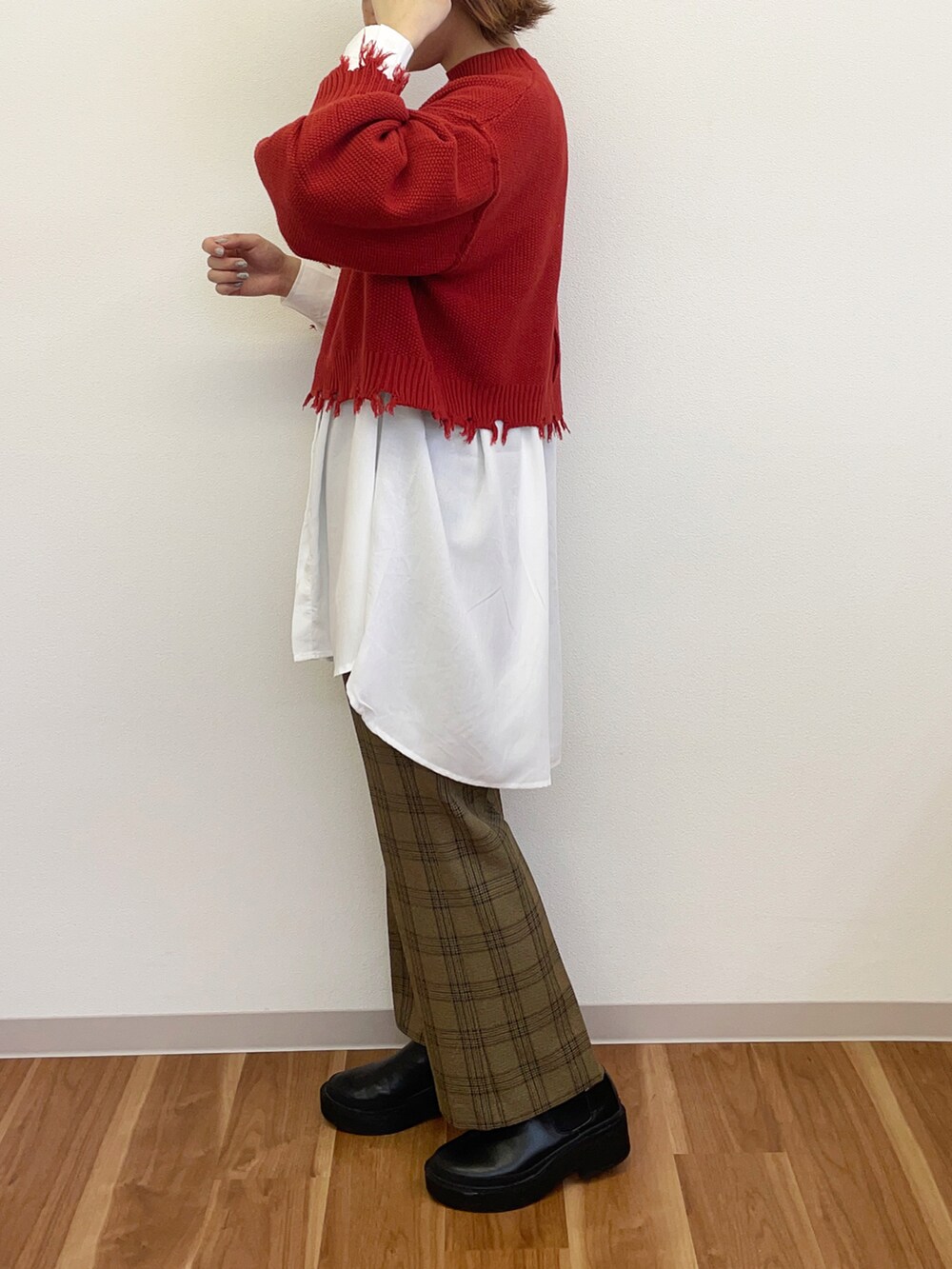 ブラウン系のその他パンツ、レッド系のニット/セーター、ホワイト系のシャツ/ブラウスを着用したレディースの秋コーディネートの3枚目の写真