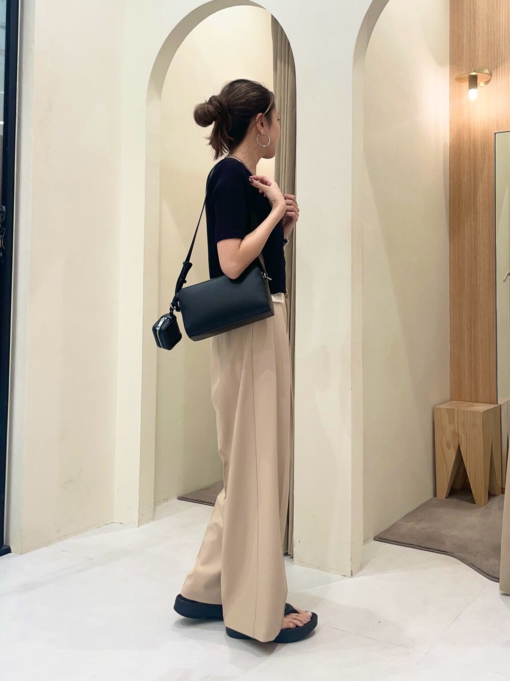 ブラック系のTシャツ/カットソー、ベージュ系のその他パンツ、ブラック系のショルダーバッグを着用したレディースの夏コーディネートの3枚目の写真
