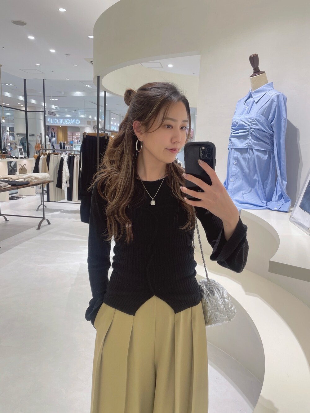 ブラック系のニット/セーター、ベージュ系のその他パンツ、ブラック系のブーツを着用したレディースの冬コーディネートの2枚目の写真