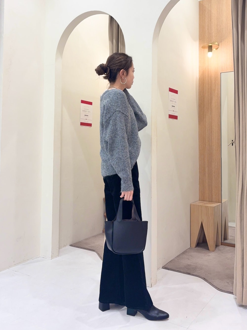 グレー系のニット/セーター、ブラック系のその他パンツ、ブラック系のショルダーバッグを着用したレディースの冬コーディネートの3枚目の写真