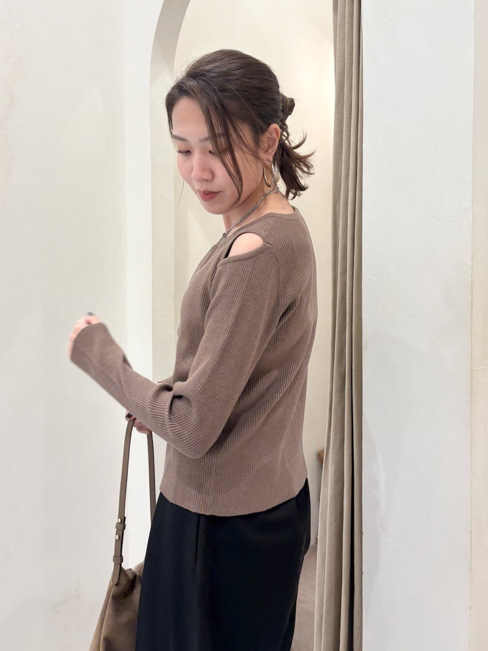 ブラウン系のカーディガン/ボレロ、ブラウン系のその他アウター、イエロー系のショルダーバッグを着用したレディースの冬コーディネートの5枚目の写真