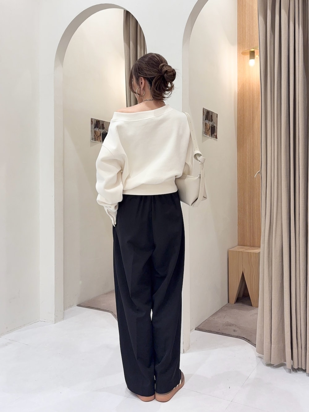 ホワイト系のTシャツ/カットソー、ホワイト系のショルダーバッグ、ブラック系のその他パンツを着用したレディースの秋コーディネートの2枚目の写真