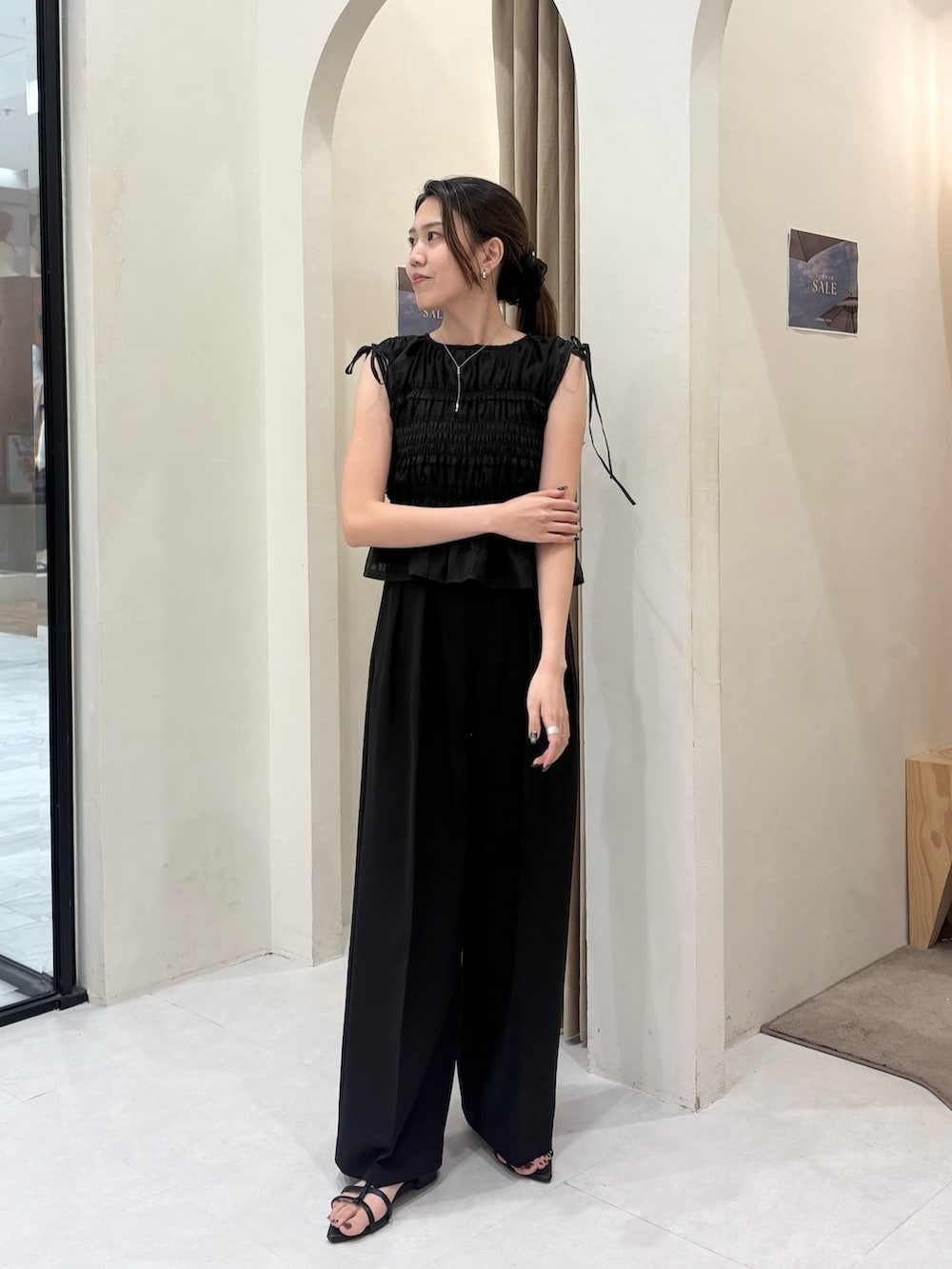 ブラック系のシャツ/ブラウス、ブラック系のその他パンツ、シルバー系のネックレスを着用したレディースの夏コーディネートの3枚目の写真