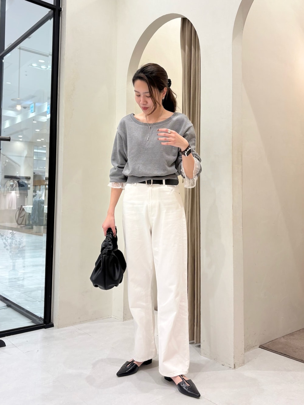 グレー系のTシャツ/カットソー、ブラック系のショルダーバッグ、ブラック系のパンプスを着用したレディースの春コーディネートの5枚目の写真