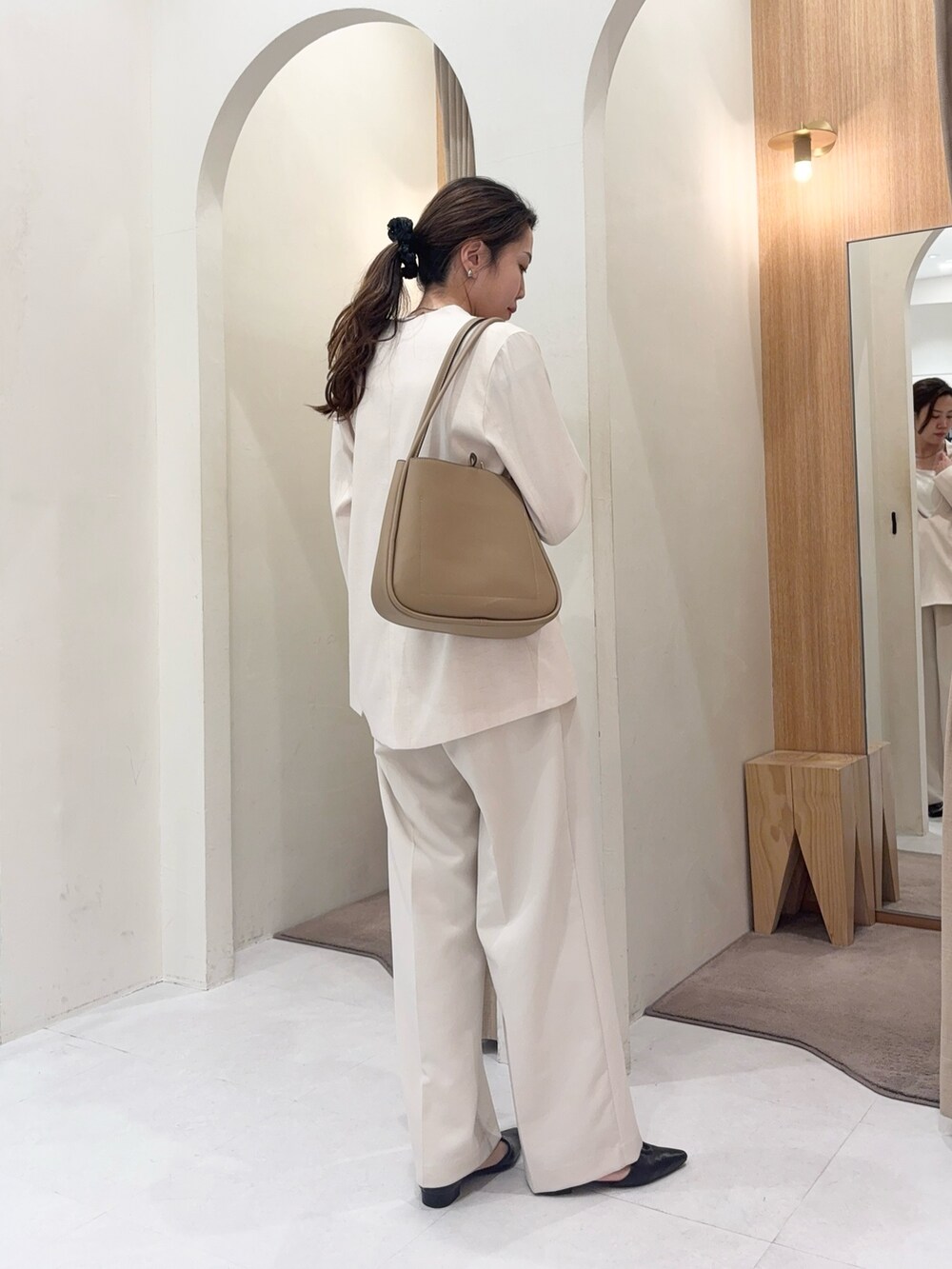ホワイト系のその他アウター、ホワイト系のその他パンツ、ベージュ系のショルダーバッグを着用したレディースの春コーディネートの5枚目の写真