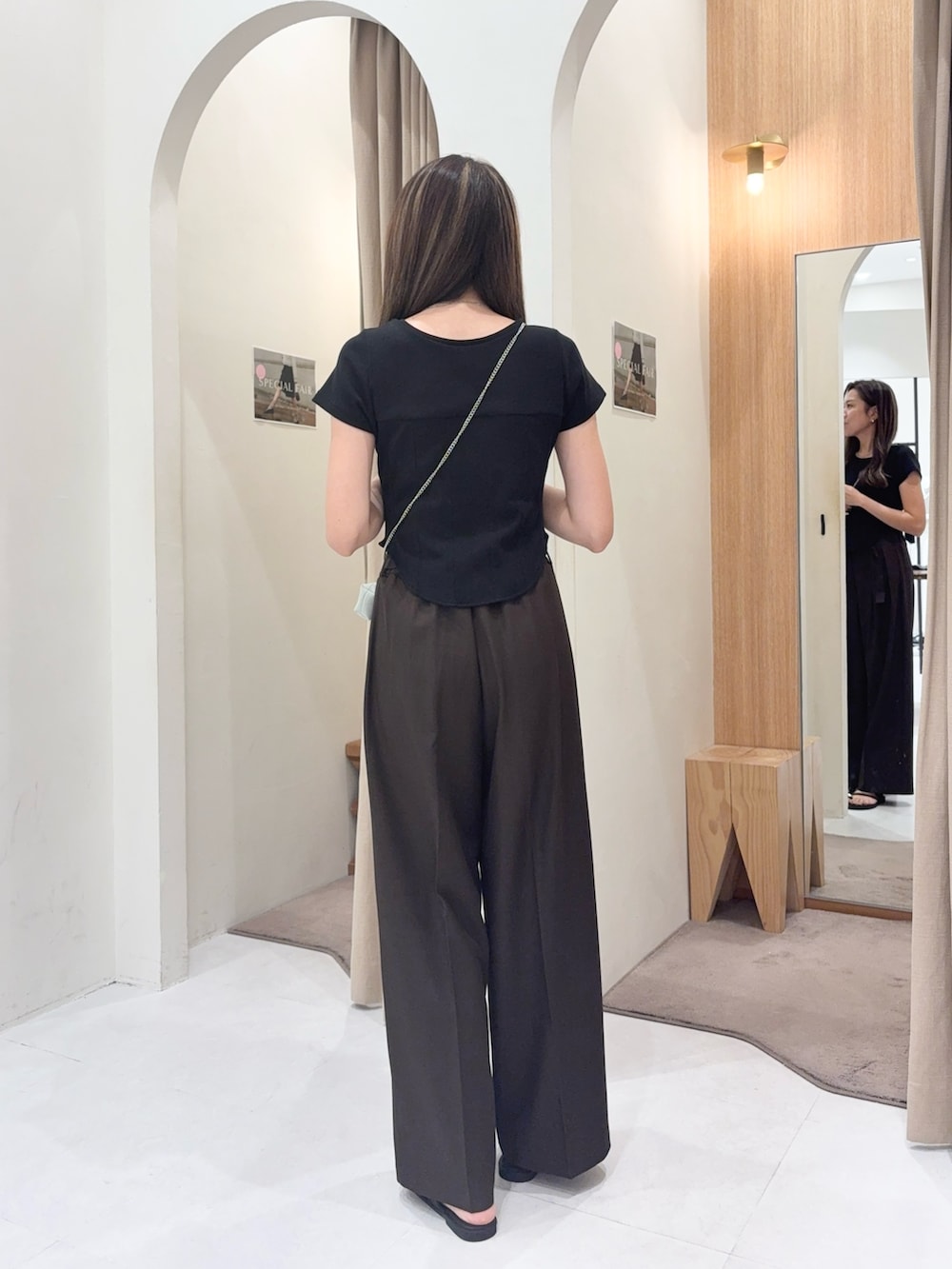 ブラック系のTシャツ/カットソー、ブラウン系のその他パンツ、ブラウン系のポーチを着用したレディースの夏コーディネートの2枚目の写真
