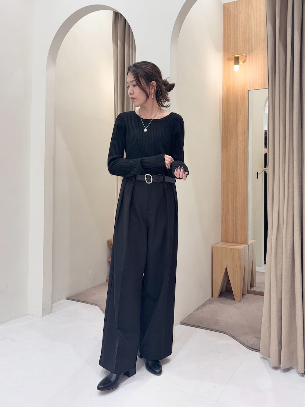 ブラック系のその他アウター、ブラック系のその他パンツ、ブラック系のカーディガン/ボレロを着用したレディースの秋コーディネートの4枚目の写真