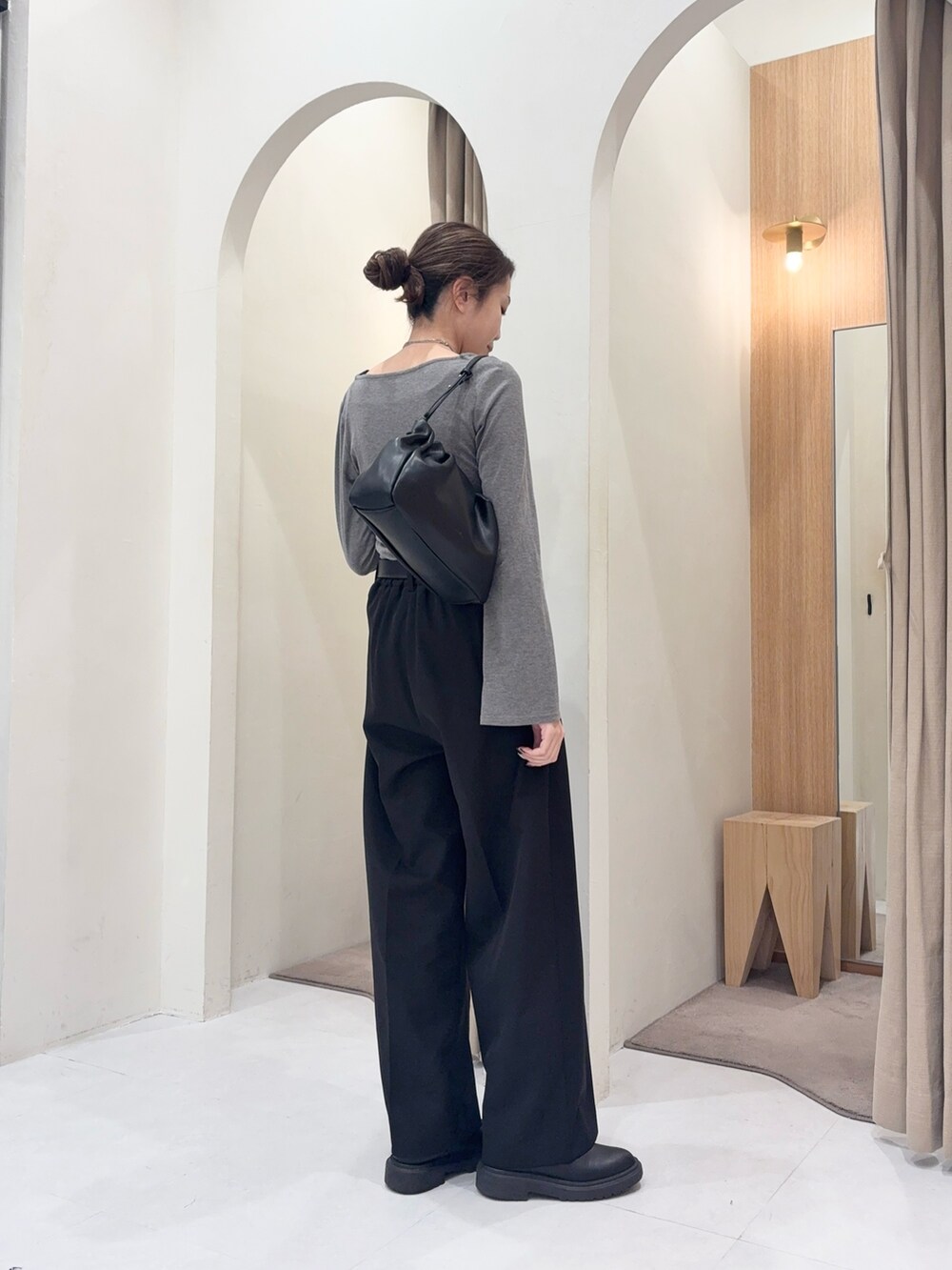 グレー系のTシャツ/カットソー、ブラック系のショルダーバッグ、ブラック系のその他パンツを着用したレディースの冬コーディネートの3枚目の写真