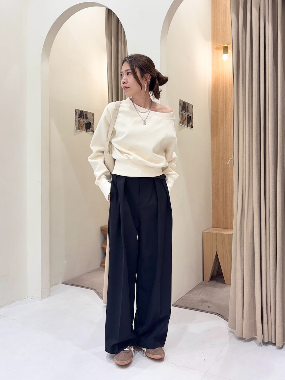 ホワイト系のTシャツ/カットソー、ホワイト系のショルダーバッグ、ブラック系のその他パンツを着用したレディースの秋コーディネートの4枚目の写真