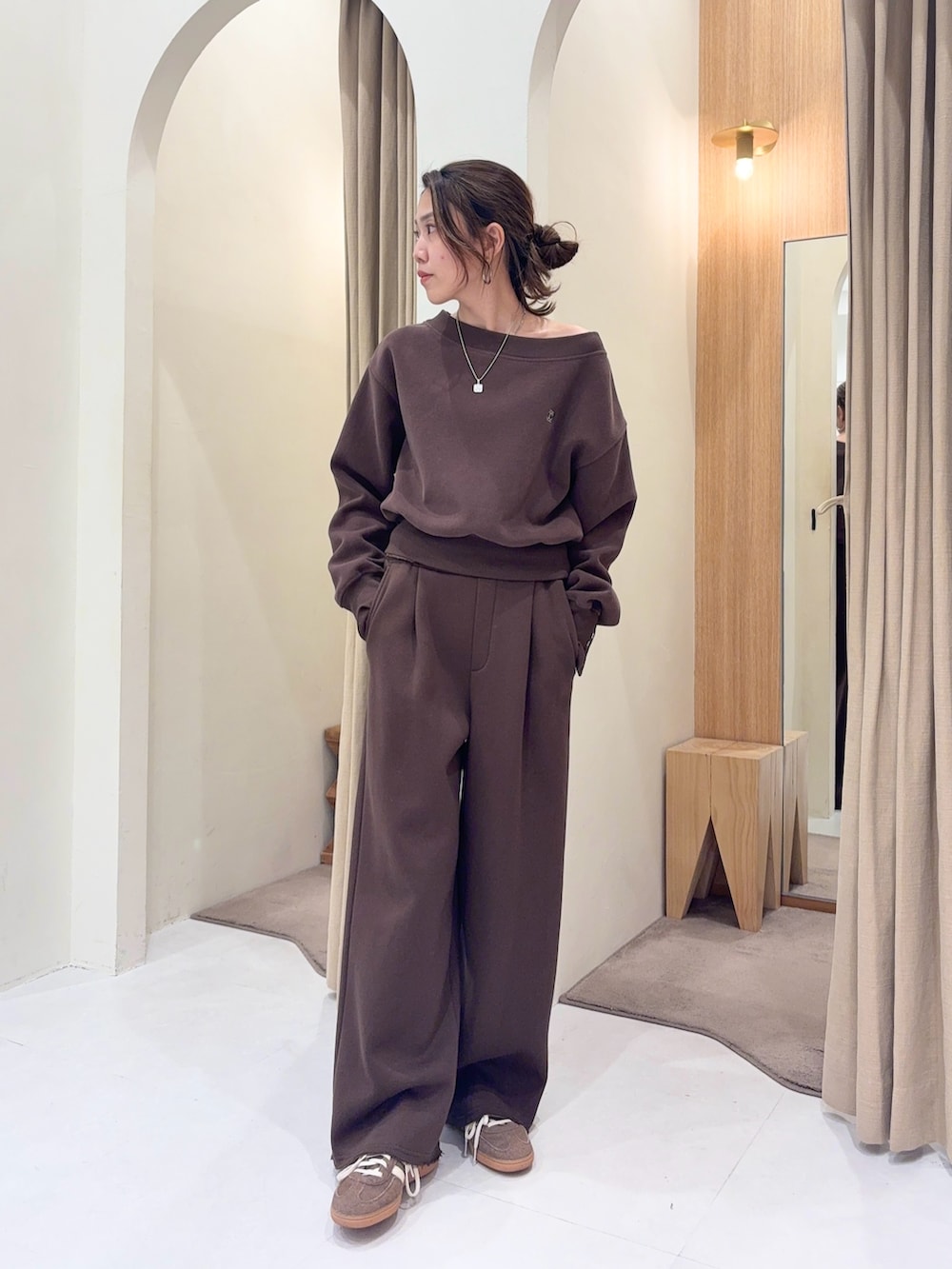 ブラウン系のTシャツ/カットソー、ベージュ系のその他アウター、ブラウン系のショルダーバッグを着用したレディースの冬コーディネートの4枚目の写真