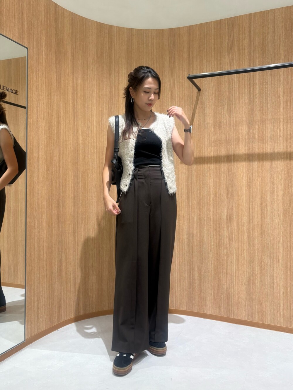 ブラウン系のその他パンツ、ブラック系のショルダーバッグ、ベージュ系のニット/セーターを着用したレディースの秋コーディネートの4枚目の写真