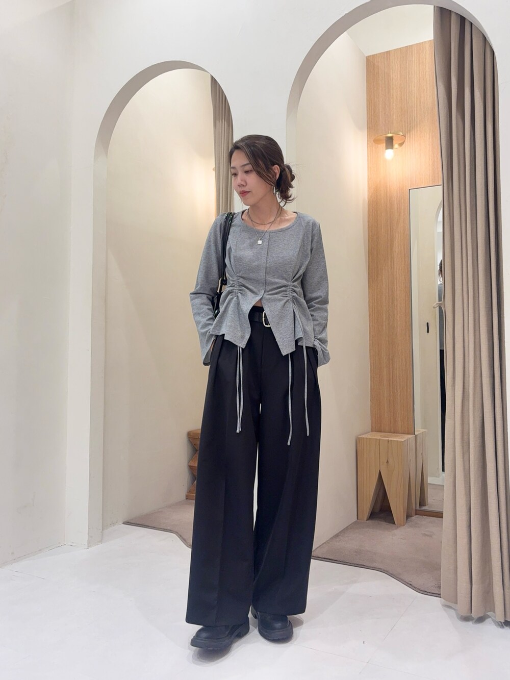 グレー系のTシャツ/カットソー、ブラック系のショルダーバッグ、ブラック系のその他パンツを着用したレディースの秋コーディネートの4枚目の写真