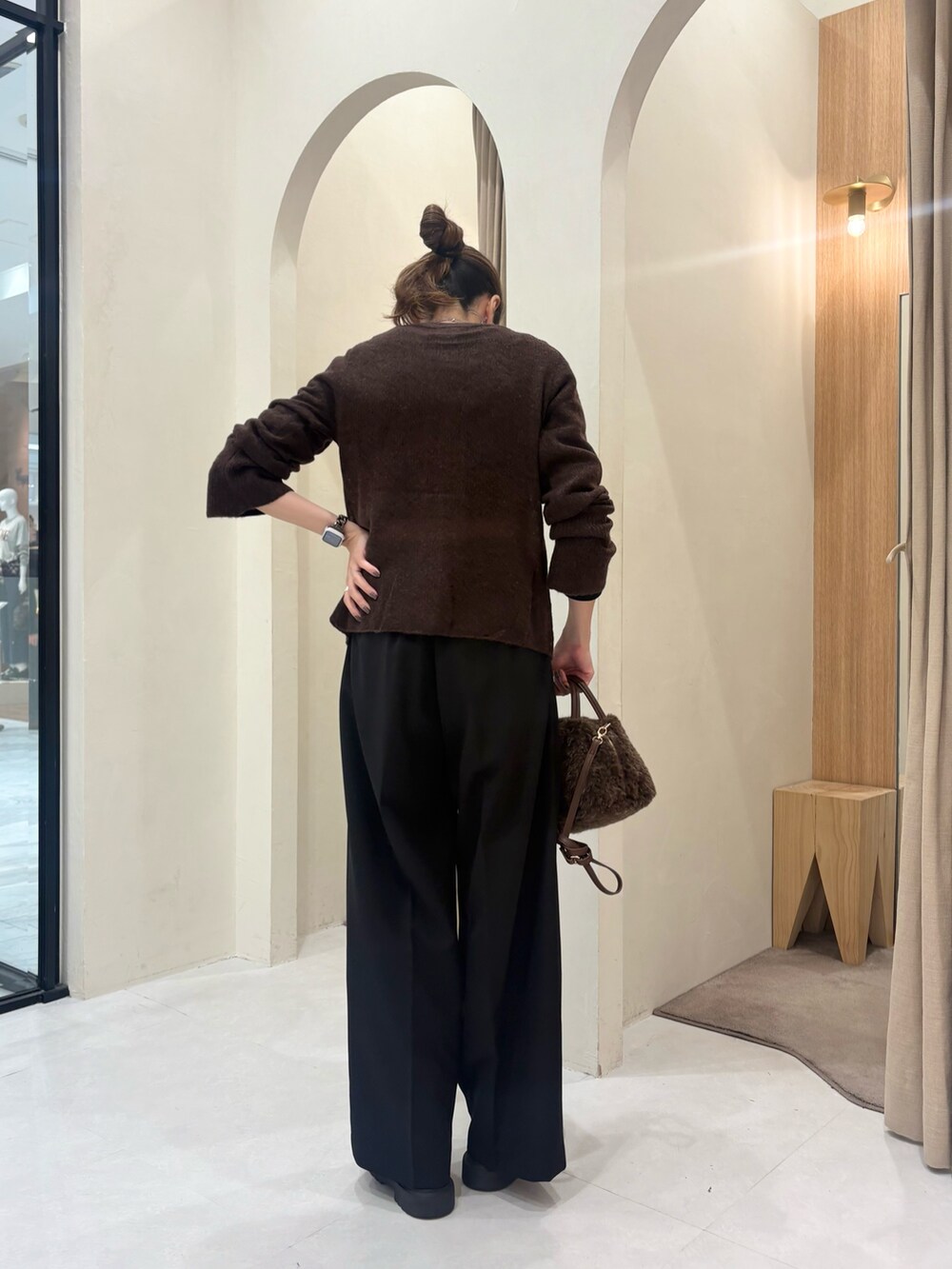 ブラウン系のカーディガン/ボレロ、ブラウン系のボストンバッグ、ブラック系のその他パンツを着用したレディースの秋コーディネートの4枚目の写真