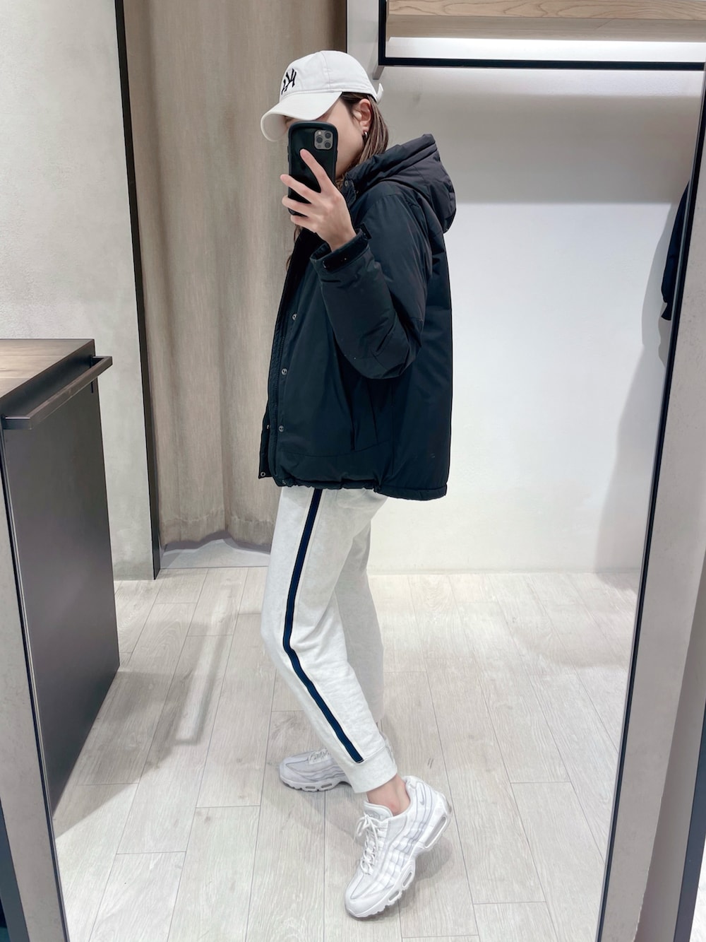 グレー系のスウェット、グレー系のスウェットパンツ、ホワイト系のスニーカーを着用したレディースの冬コーディネートの2枚目の写真