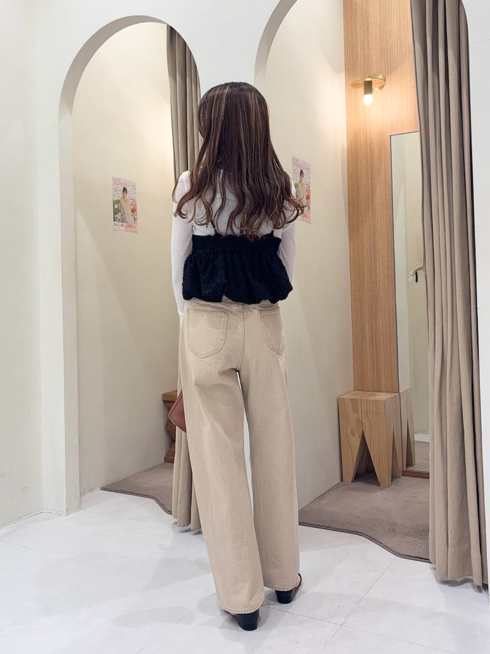 ブラック系のシャツ/ブラウス、ベージュ系のデニムパンツ、ブラウン系のショルダーバッグを着用したレディースの春コーディネートの2枚目の写真