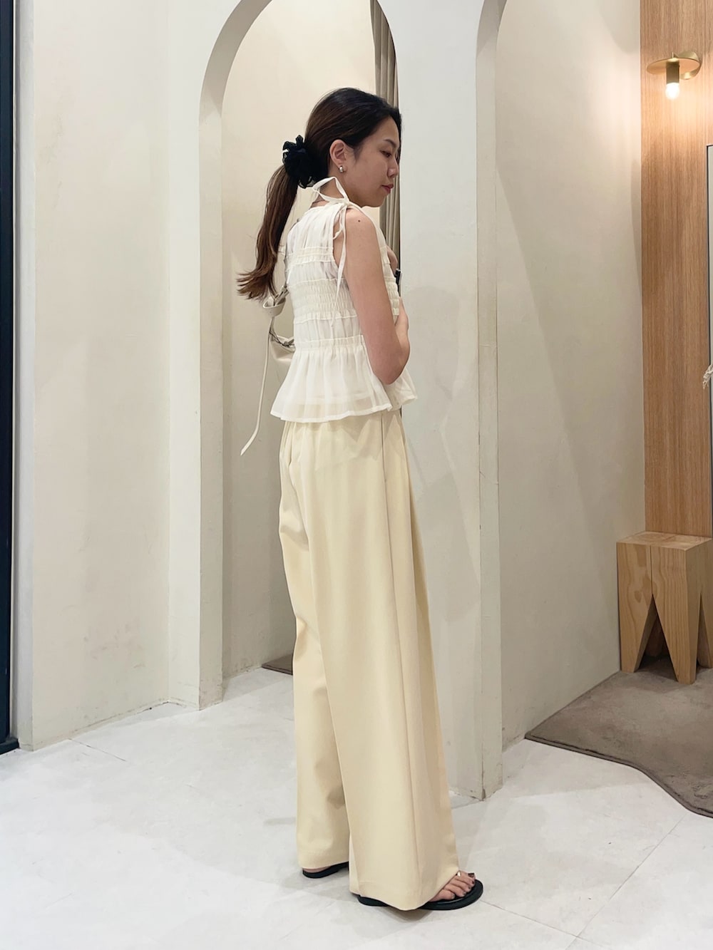 ホワイト系のシャツ/ブラウス、イエロー系のその他パンツ、ブラック系のパンプスを着用したレディースの夏コーディネートの4枚目の写真