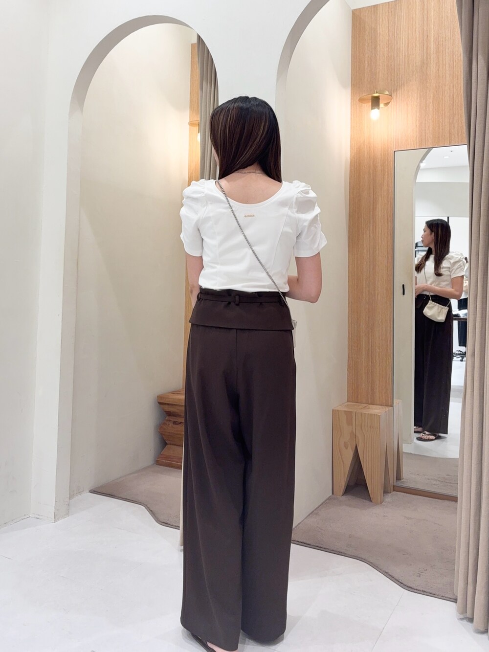 ホワイト系のTシャツ/カットソー、ホワイト系のショルダーバッグ、ブラウン系のその他パンツを着用したレディースの夏コーディネートの2枚目の写真