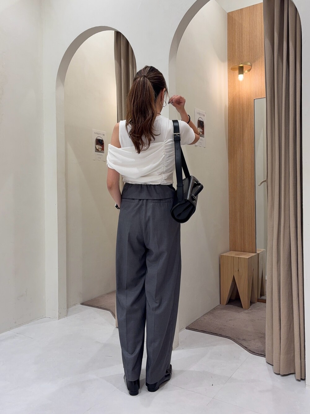 ホワイト系のTシャツ/カットソー、ブラック系のパンプス、ブラック系のショルダーバッグを着用したレディースの夏コーディネートの2枚目の写真