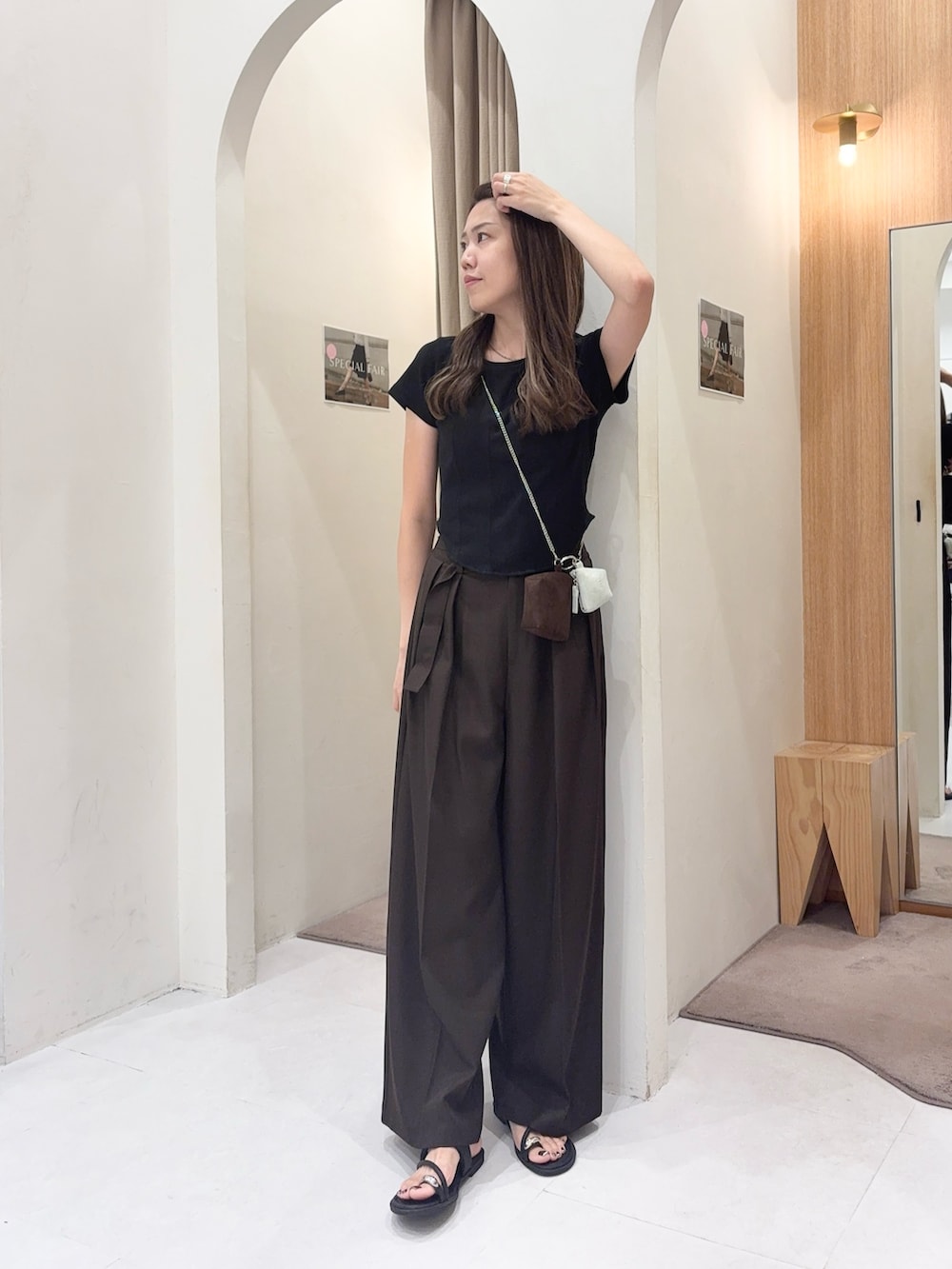 ブラック系のTシャツ/カットソー、ブラウン系のその他パンツ、ブラウン系のポーチを着用したレディースの夏コーディネートの4枚目の写真