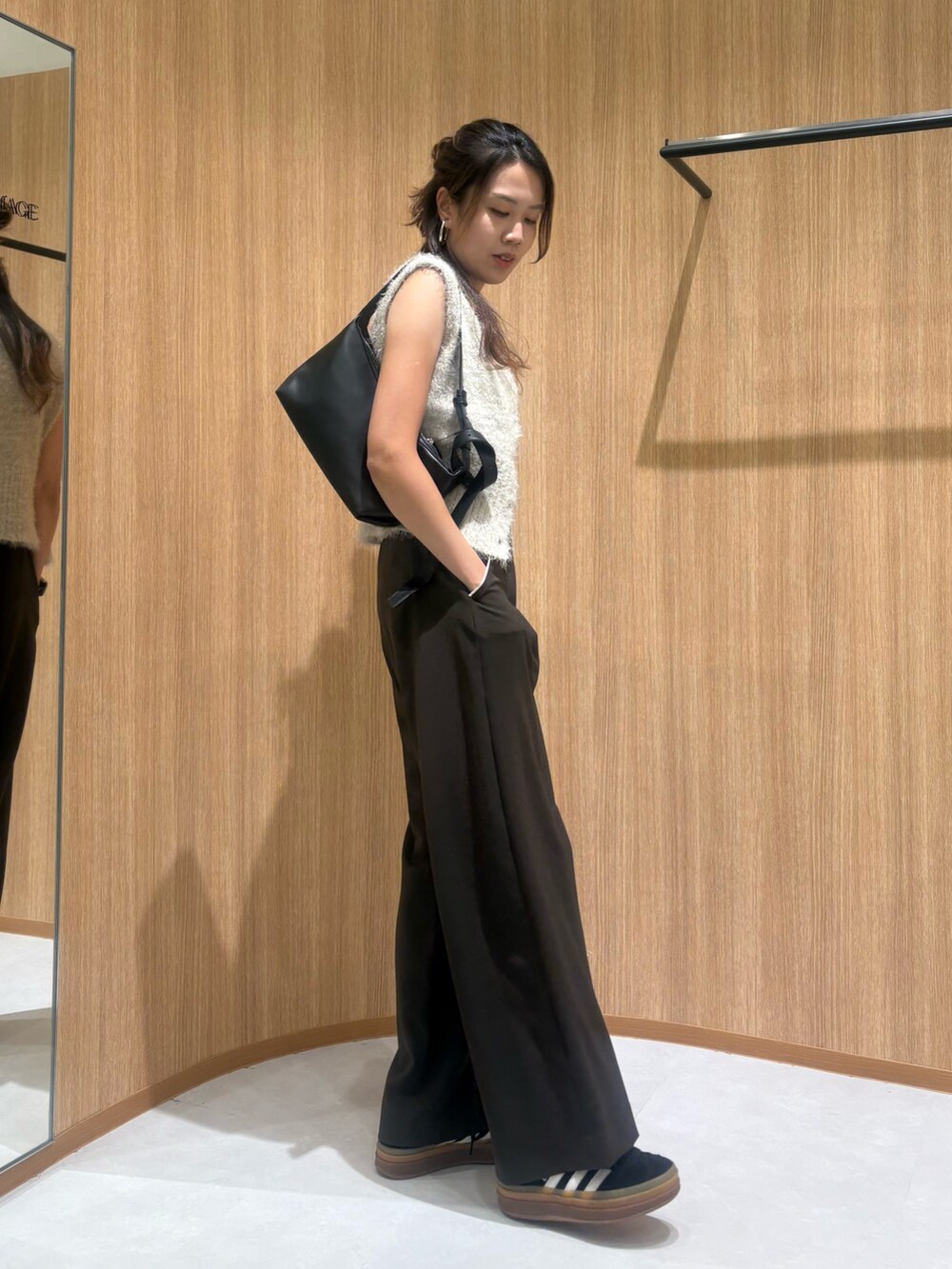 ブラウン系のその他パンツ、ブラック系のショルダーバッグ、ベージュ系のニット/セーターを着用したレディースの秋コーディネートの3枚目の写真