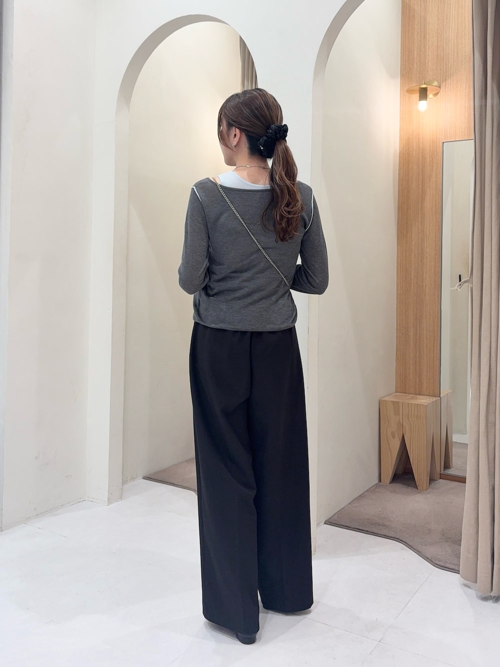 グレー系のカーディガン/ボレロ、ブラック系のショルダーバッグ、ブラック系のその他パンツを着用したレディースの春コーディネートの3枚目の写真