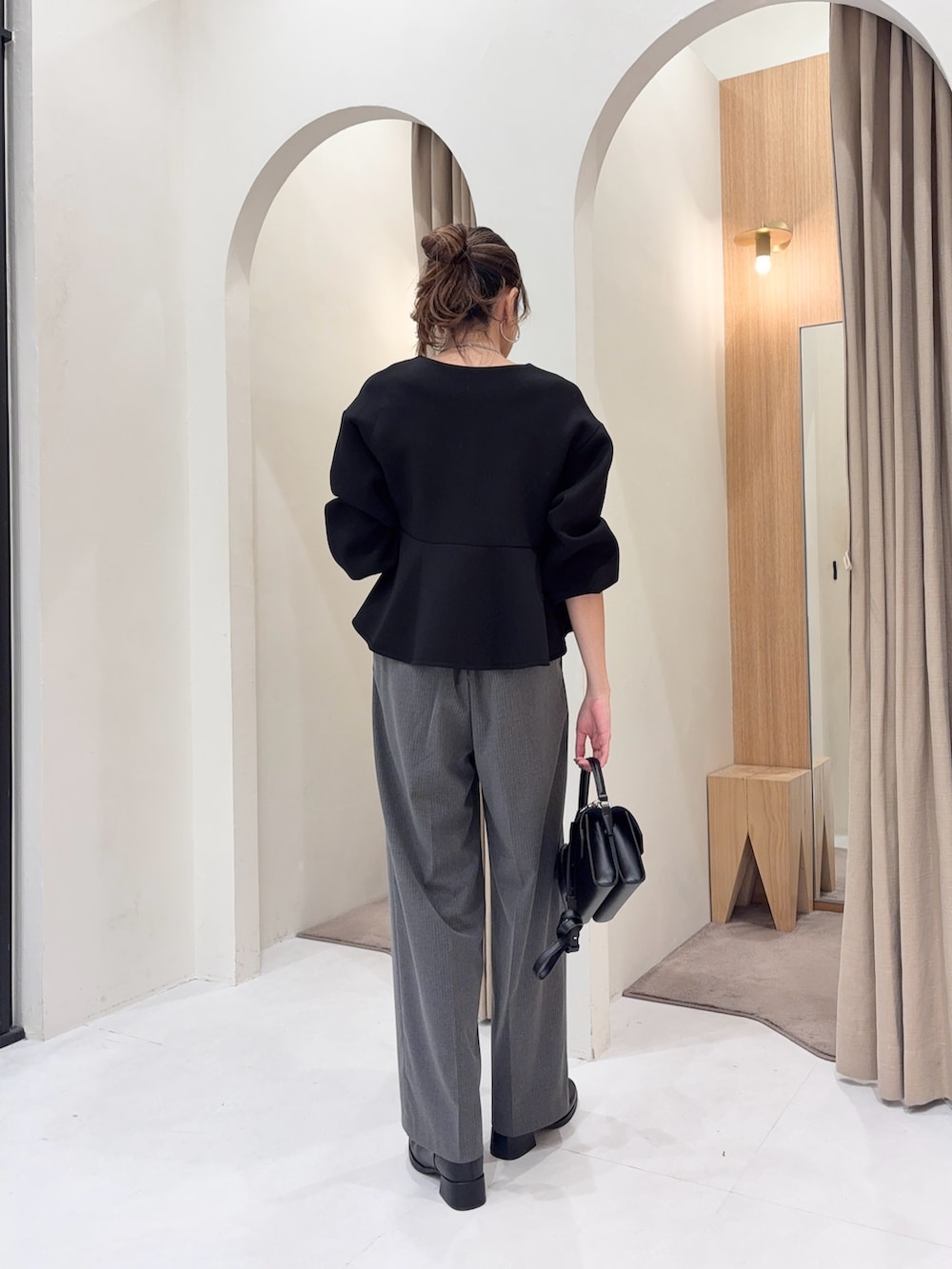 ブラック系のカーディガン/ボレロ、グレー系のその他パンツ、ブラック系のショルダーバッグを着用したレディースの秋コーディネートの2枚目の写真