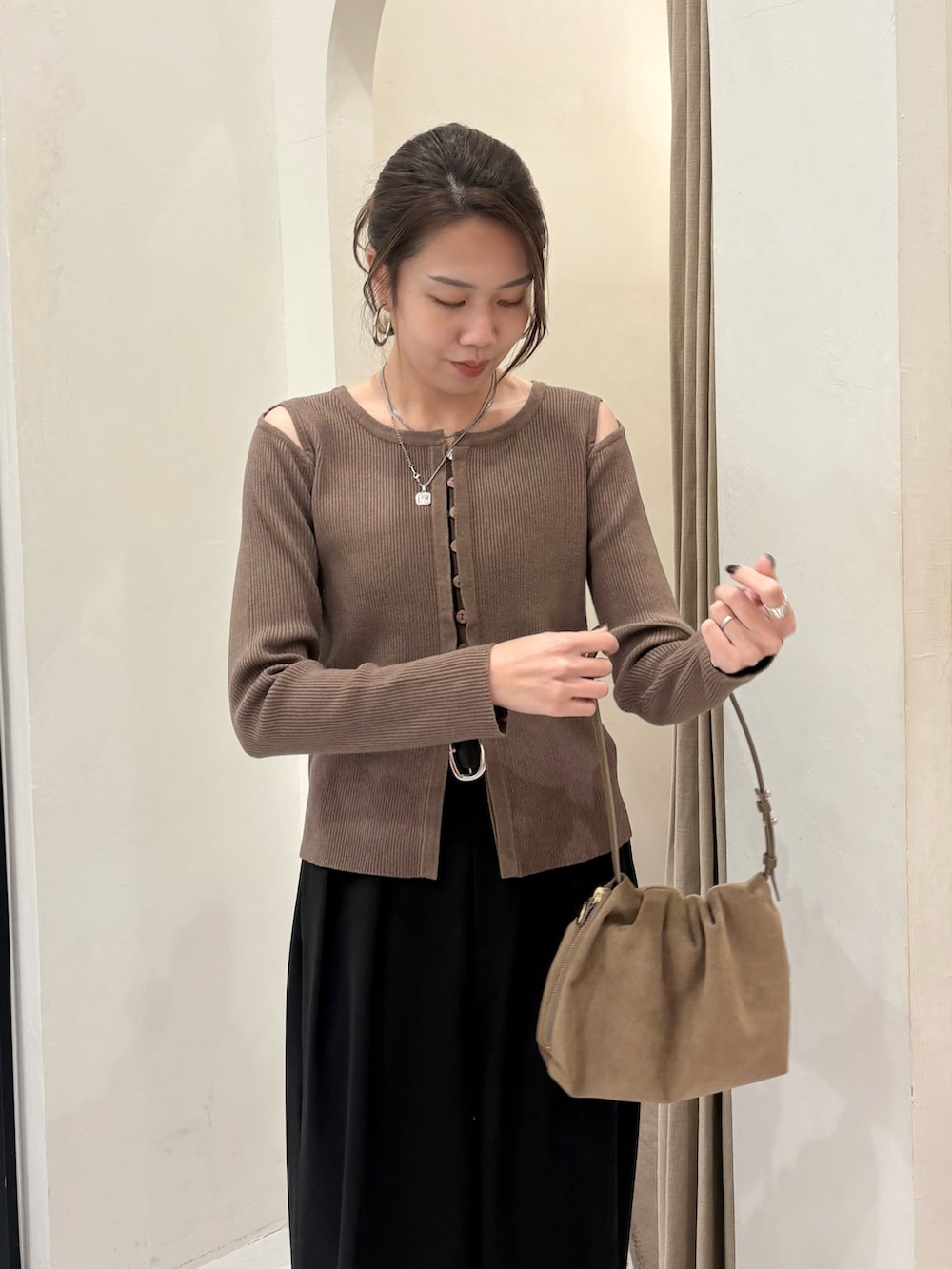 ブラウン系のカーディガン/ボレロ、ブラウン系のその他アウター、イエロー系のショルダーバッグを着用したレディースの冬コーディネートの4枚目の写真