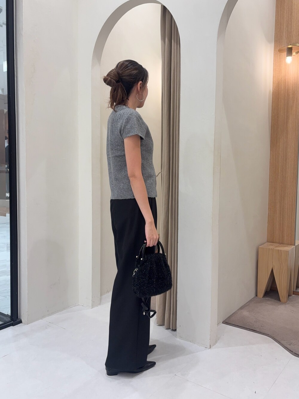グレー系のカーディガン/ボレロ、ブラック系のその他パンツ、ブラック系のショルダーバッグを着用したレディースの秋コーディネートの3枚目の写真