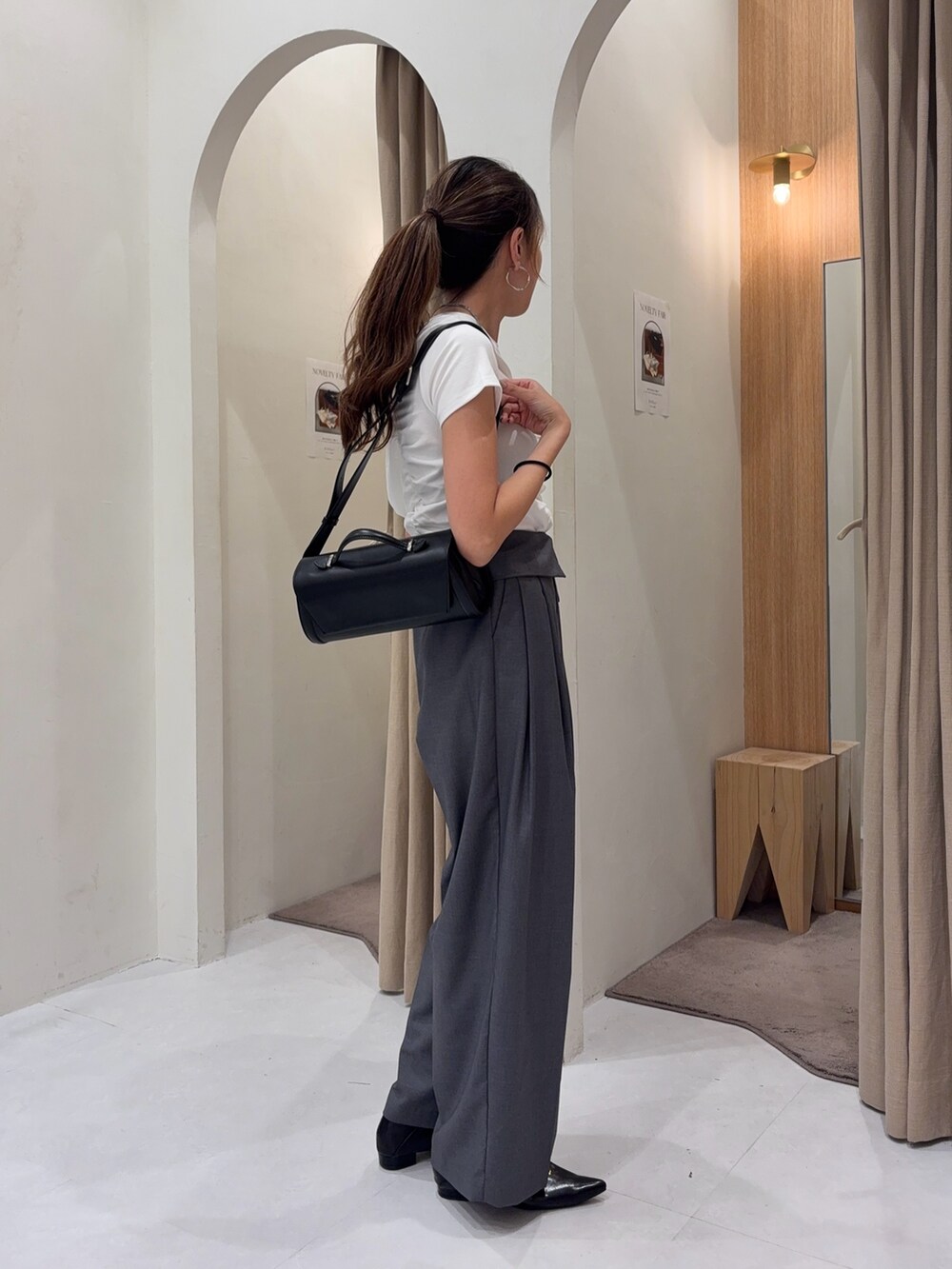 ホワイト系のTシャツ/カットソー、ブラック系のパンプス、ブラック系のショルダーバッグを着用したレディースの夏コーディネートの3枚目の写真