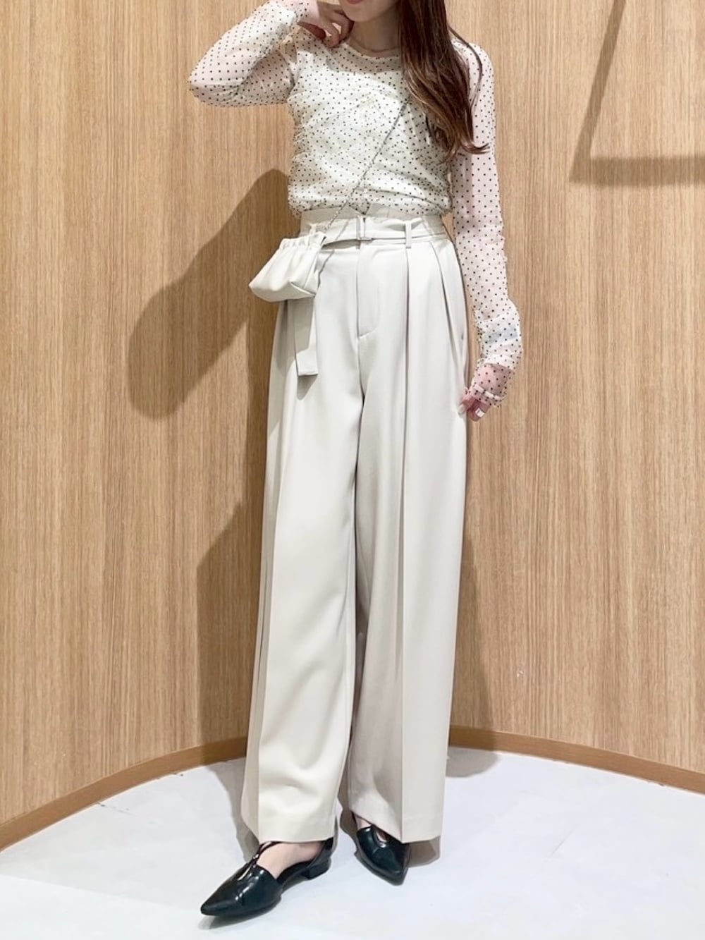 ベージュ系のシャツ/ブラウス、ホワイト系のショルダーバッグ、ホワイト系のその他パンツを着用したレディースの春コーディネートの3枚目の写真