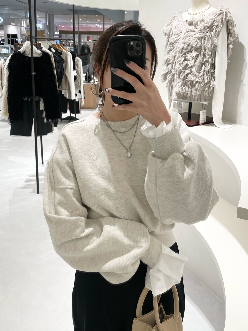 ホワイト系のTシャツ/カットソー、ホワイト系のTシャツ/カットソー、ブラック系のスカートを着用したレディースの冬コーディネートの2枚目の写真