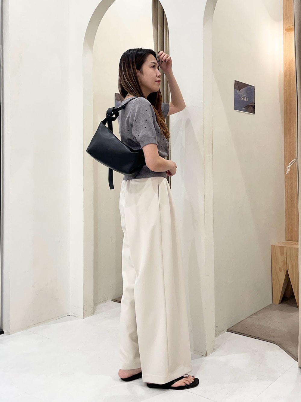 ホワイト系のその他パンツ、グレー系のカーディガン/ボレロ、ブラック系のショルダーバッグを着用したレディースの夏コーディネートの3枚目の写真