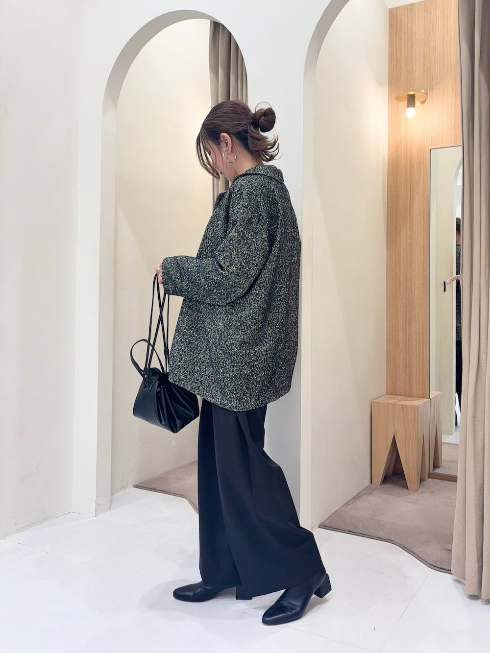 ブラック系のその他アウター、ブラック系のその他パンツ、ブラック系のカーディガン/ボレロを着用したレディースの秋コーディネートの3枚目の写真