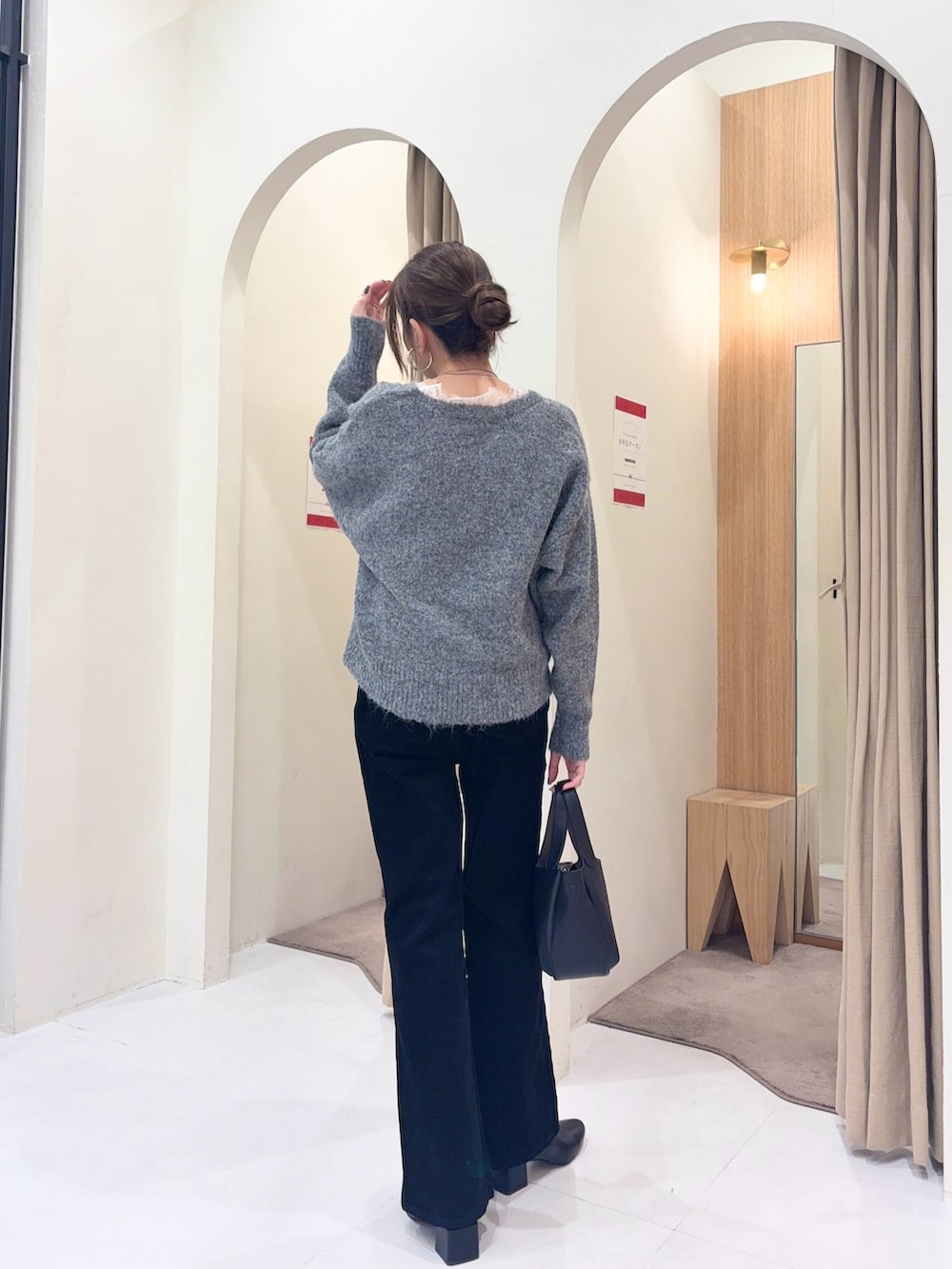 グレー系のニット/セーター、ブラック系のその他パンツ、ブラック系のショルダーバッグを着用したレディースの冬コーディネートの2枚目の写真