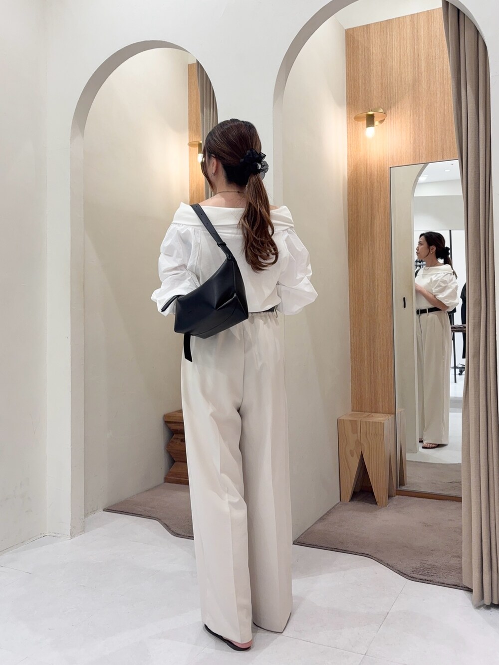 ホワイト系のTシャツ/カットソー、ブラック系のショルダーバッグ、ホワイト系のその他パンツを着用したレディースの春コーディネートの2枚目の写真