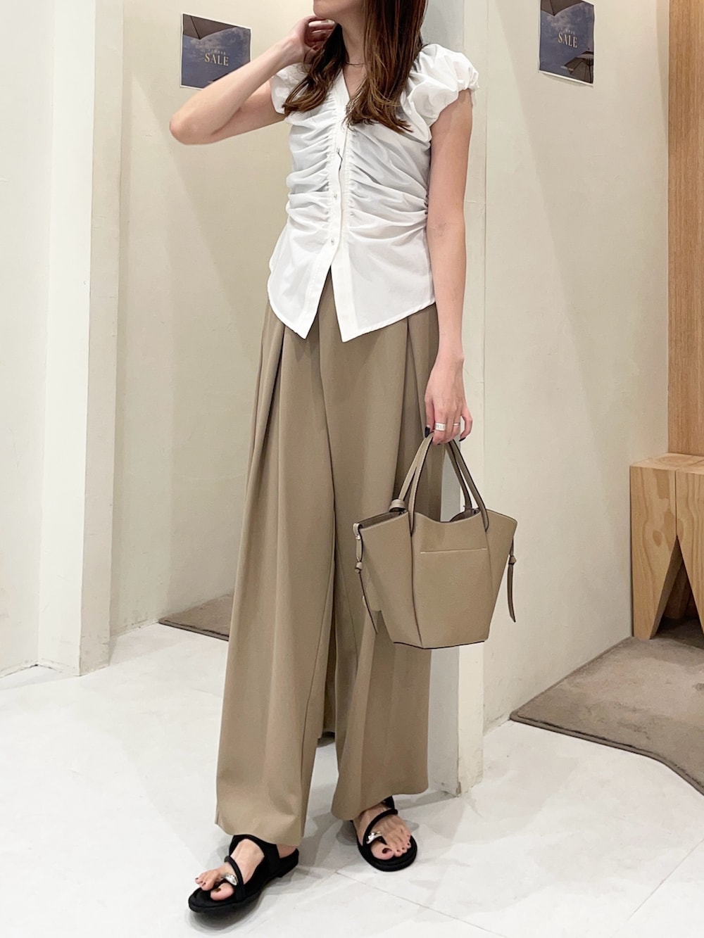 ホワイト系のシャツ/ブラウス、ベージュ系のその他パンツ、ベージュ系のショルダーバッグを着用したレディースの夏コーディネートの4枚目の写真