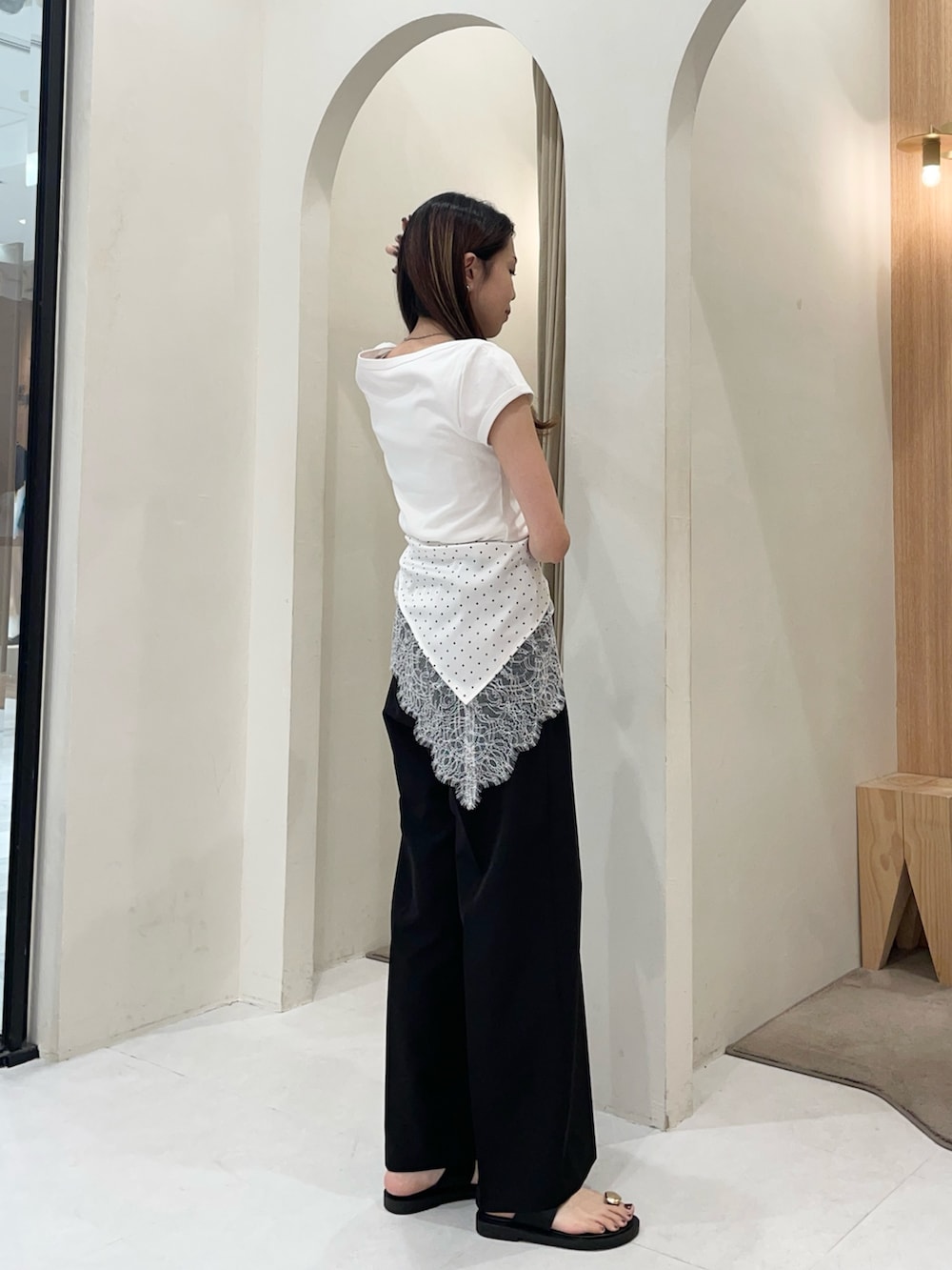 ホワイト系のTシャツ/カットソー、ブラック系のその他パンツ、ブラック系のパンプスを着用したレディースの夏コーディネートの2枚目の写真