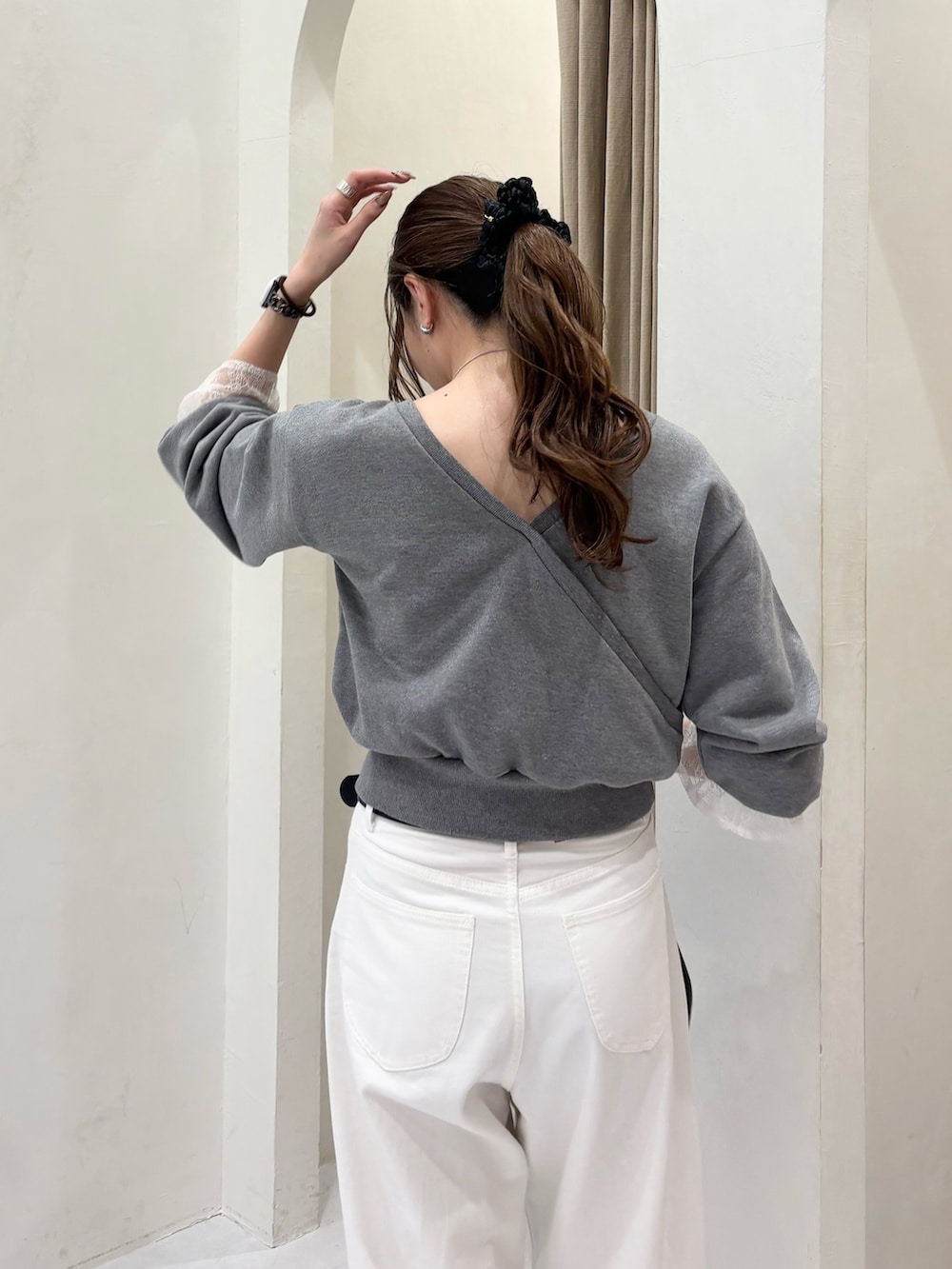 グレー系のTシャツ/カットソー、ブラック系のショルダーバッグ、ブラック系のパンプスを着用したレディースの春コーディネートの4枚目の写真